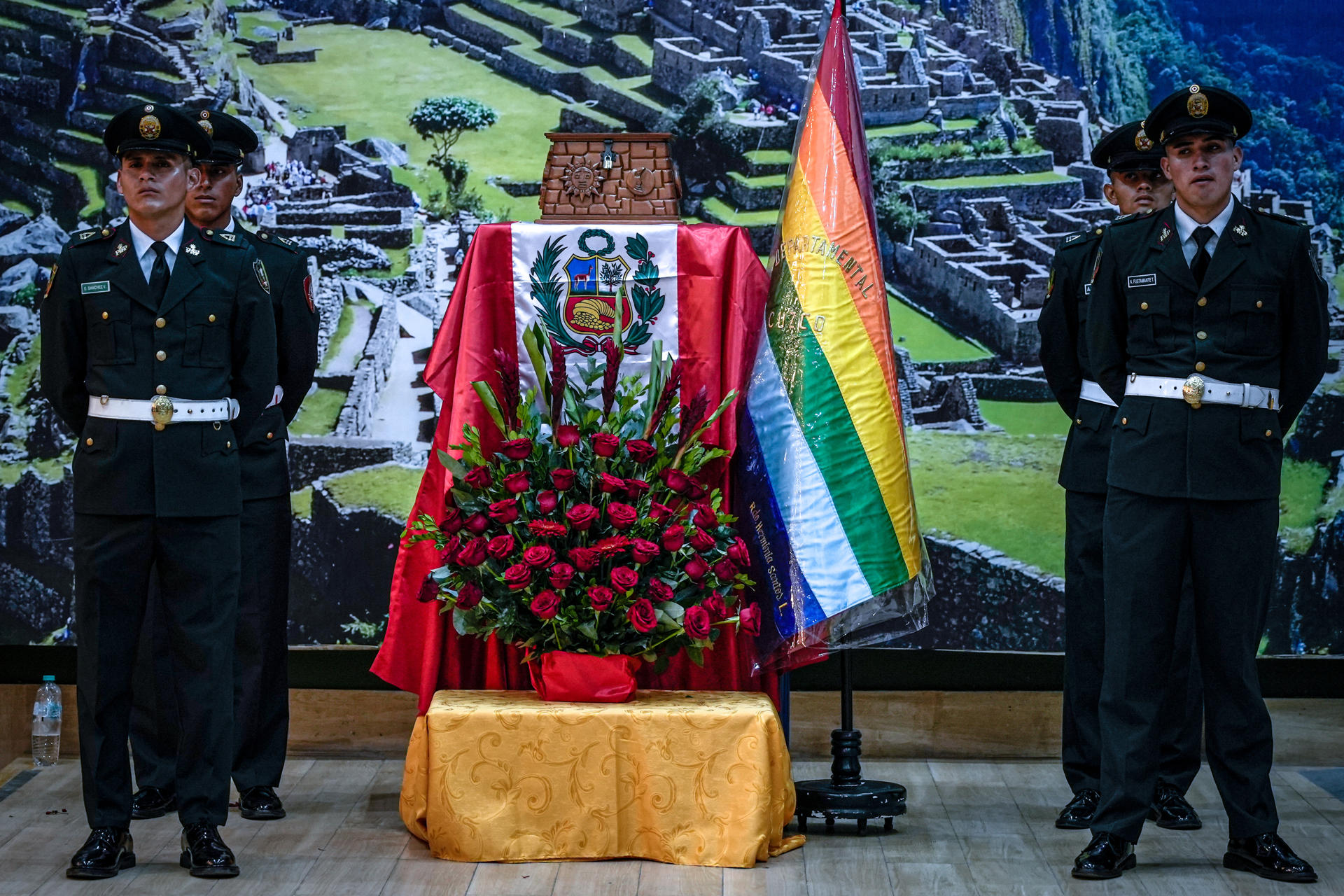 Integrantes de la Policía Nacional de Perú custodian un cofre de madera con los 'restos simbólicos' de Fernando Túpac Amaru durante el homenaje realizado este 6 de abril de 2025, en Lima (Perú). EFE/ John Reyes Mejía