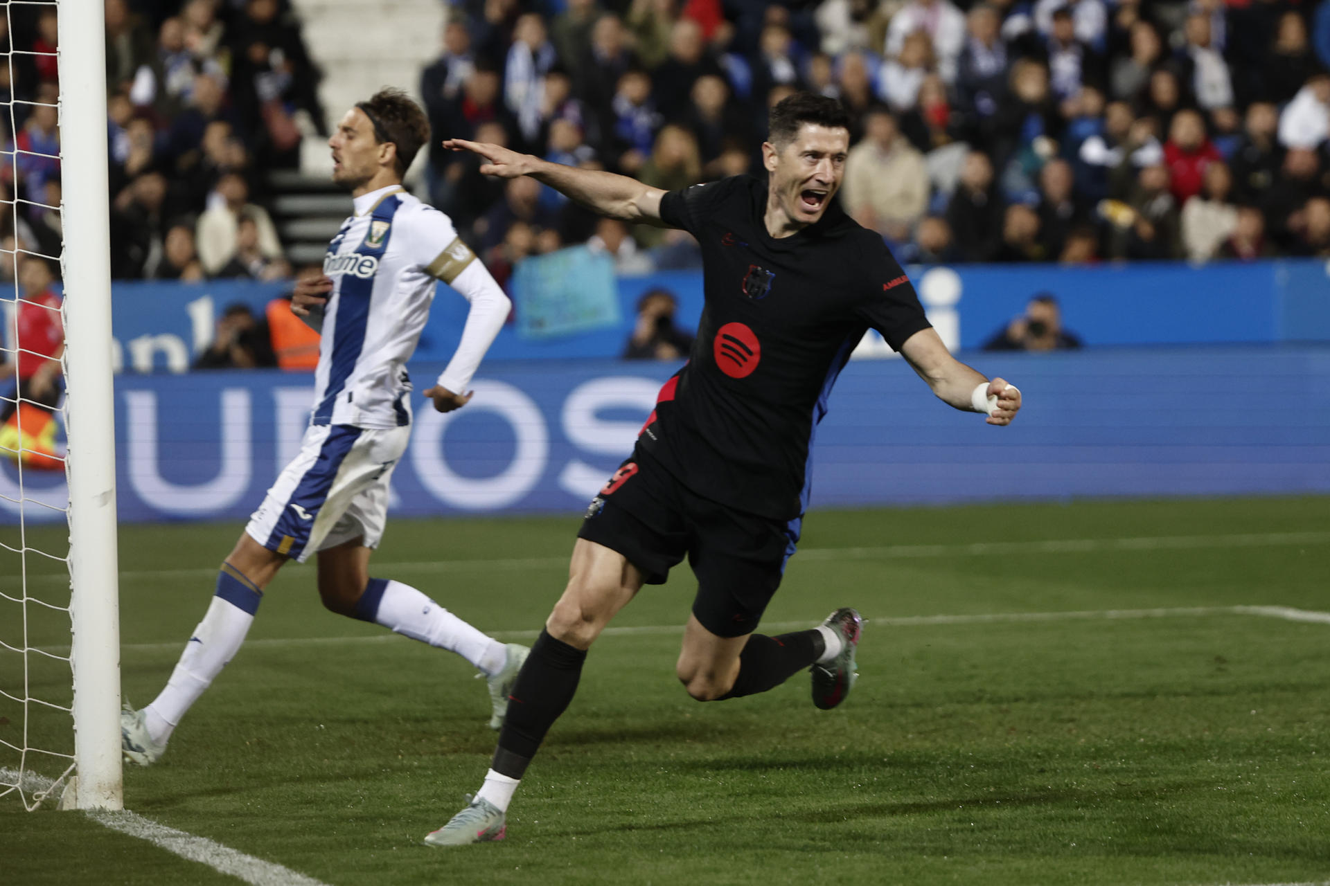 El delantero polaco del Barcelona Robert Lewandowski celebra el gol en propia puerta del Leganés durante el partido de la jornada 31 de LaLiga EA Sports que CD Leganés y FC Barcelona disputaron en el estadio de Butarque. EFE/ Sergio Pérez