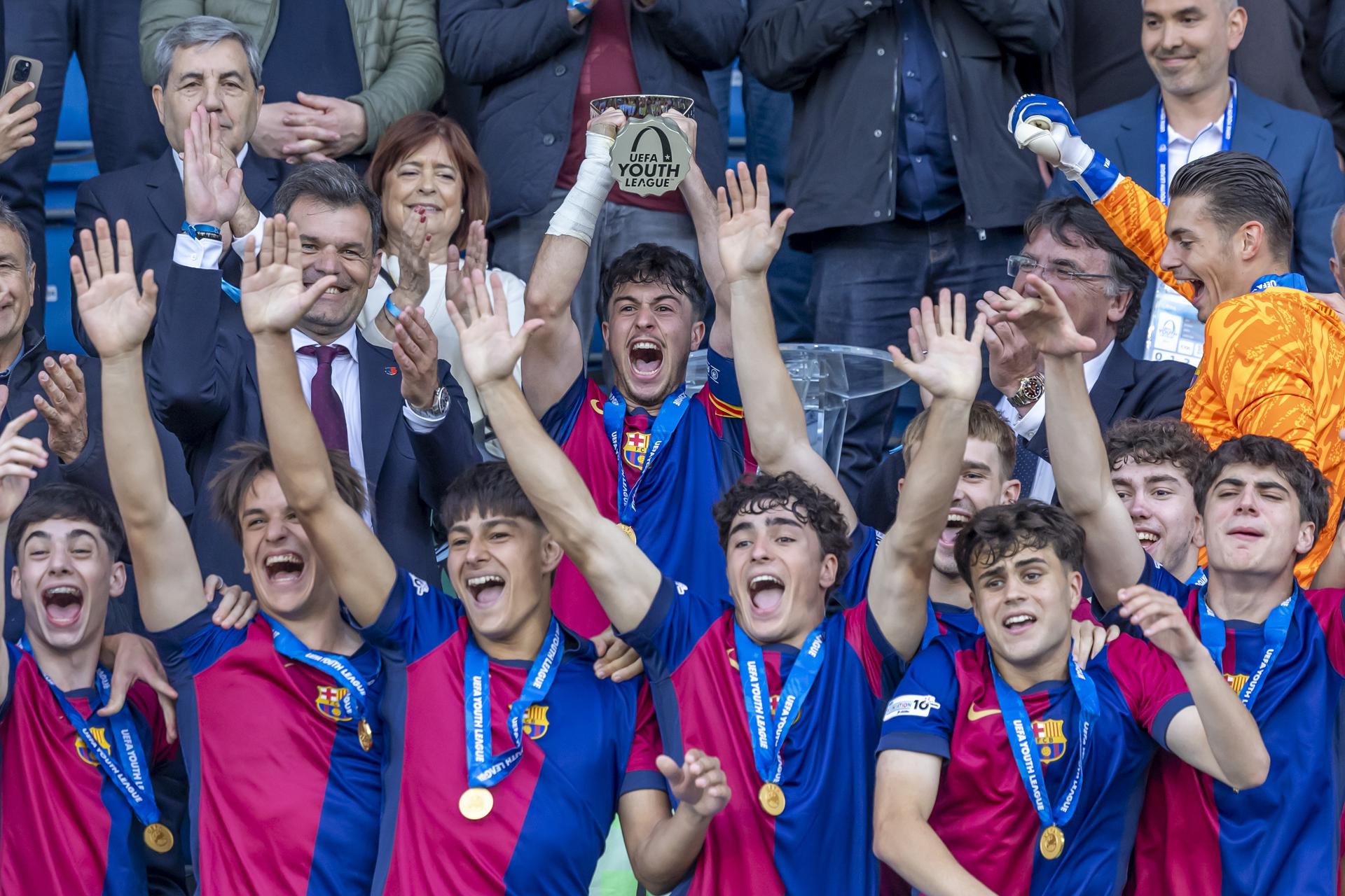 El capitán del Barcelonan Hugo Alba tras la final de la UEFA Youth League que han jugado Trabzonspor y FC Barcelona en el Colovray Sports Centre en Nyon, Suiza. EFE/EPA/SALVATORE DI NOLFI