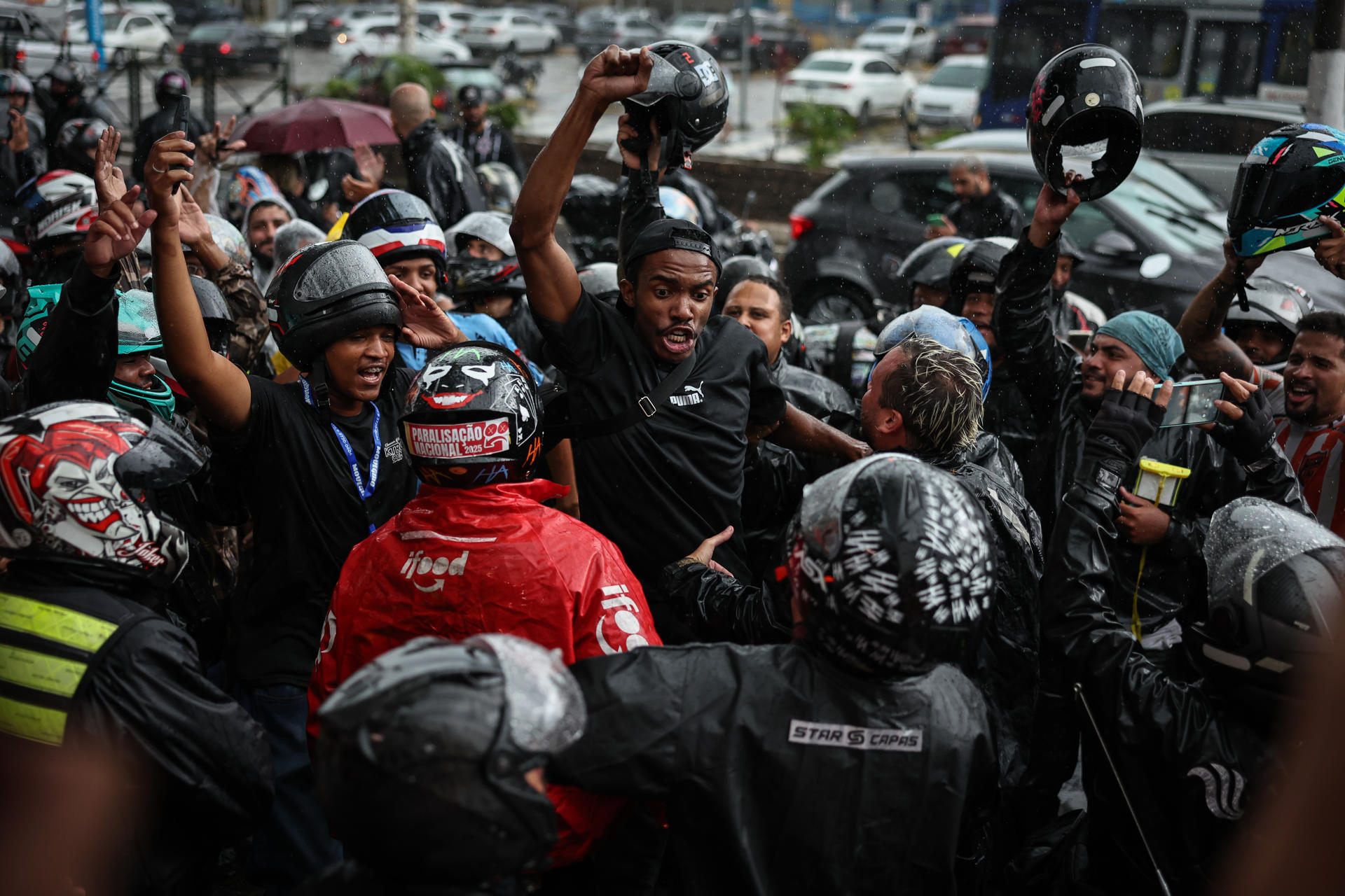 Trabajadores de reparto de aplicaciones protestan frente a la sede de ifood para exigir mejores condiciones laborales, este lunes en Osasco (Brasil). EFE/ Isaac Fontana