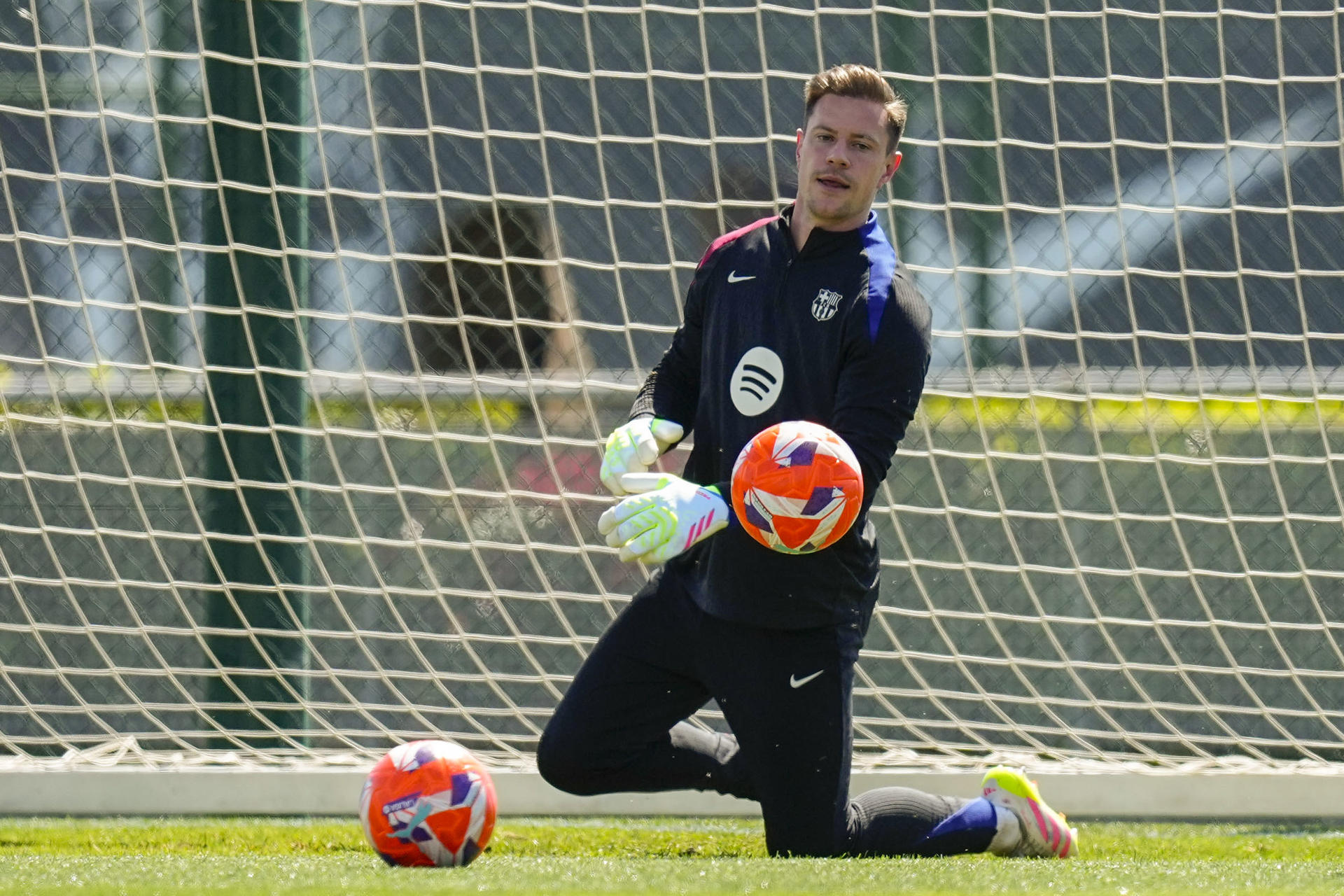 El portero alemán del FC Barcelona Marc-André ter Stegen  durante un entrenamiento del equipo en las instalaciones de la Ciudad Deportiva Joan Gamper. EFE/ Enric Fontcuberta.
