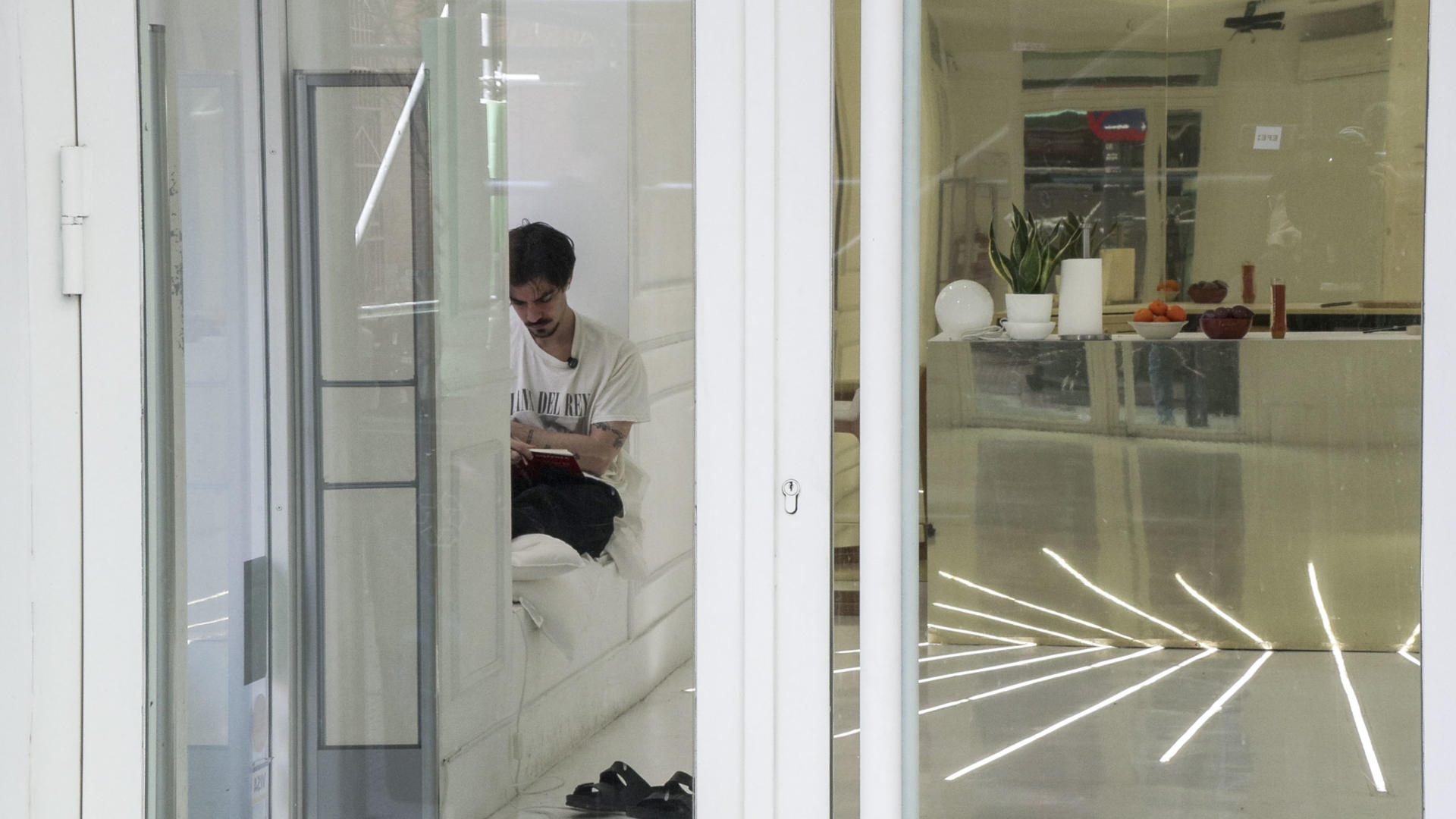 El artista mallorquín Xavibo en el escaparate de una tienda de Madrid. EFE/Irene Yagüe