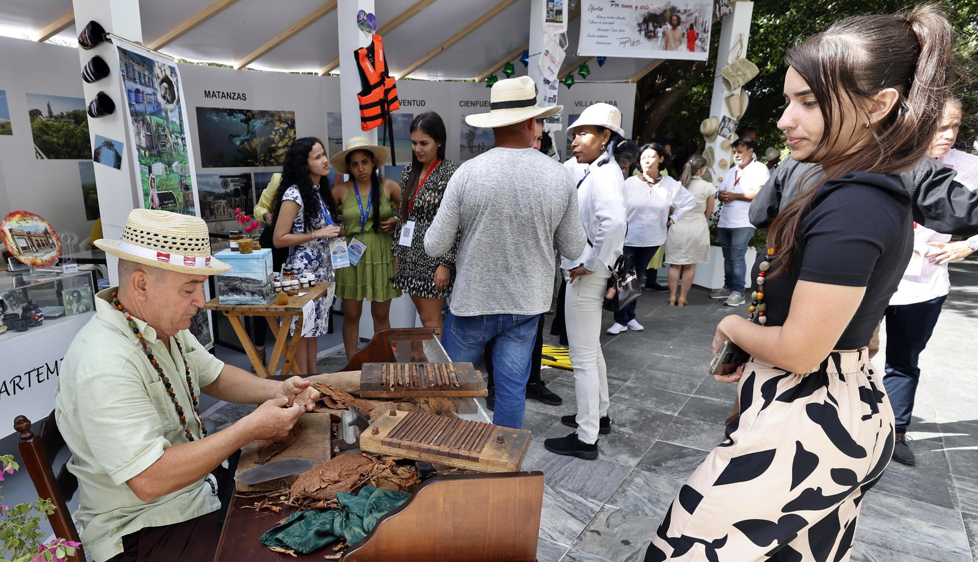 Personas asisten a la feria internacional de turismo FITCuba este miércoles en La Habana (Cuba). EFE/Ernesto Mastrascusa