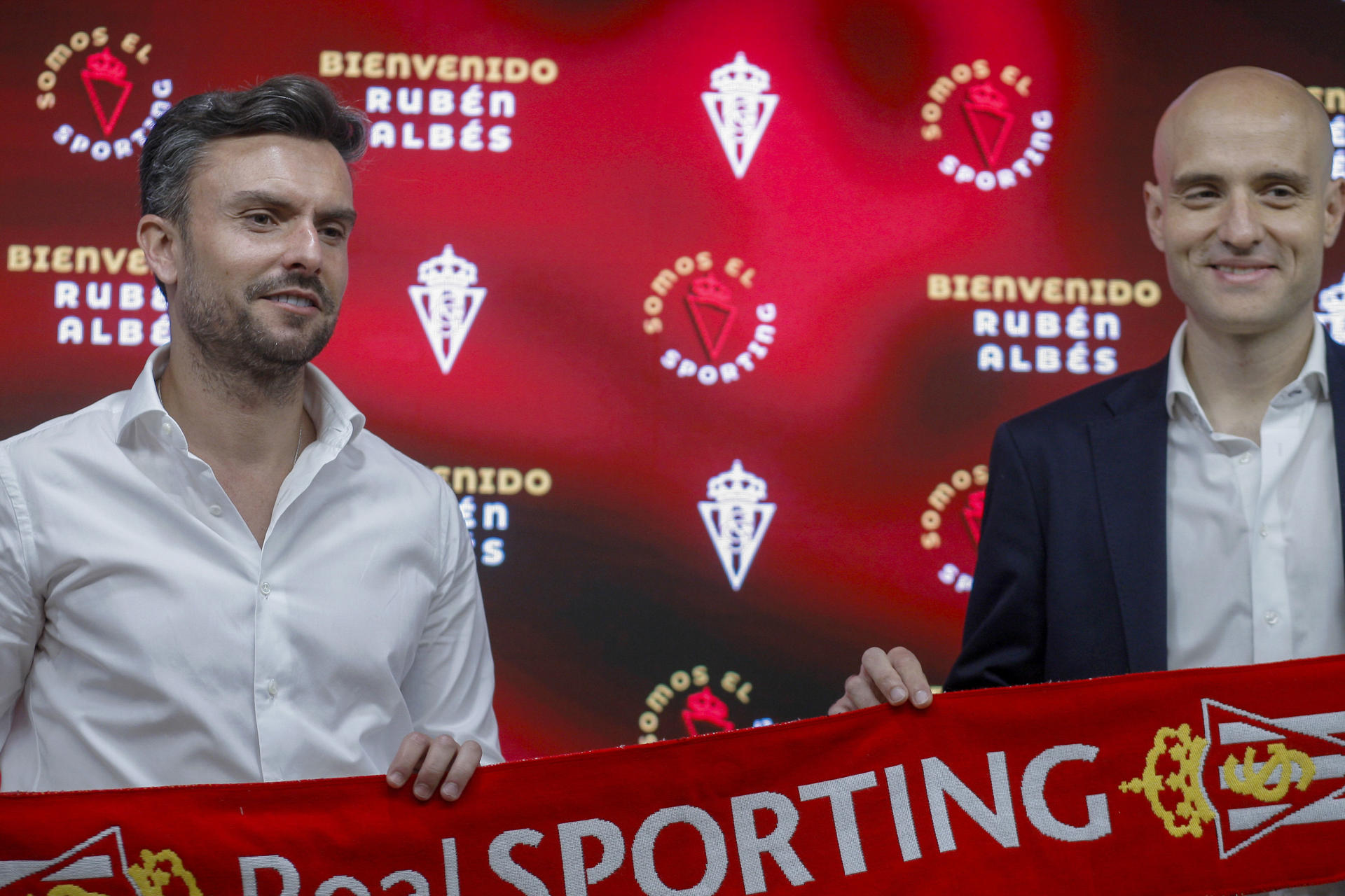 Rubén Albés (i), acompañado por el presidente del Real Sporting de Gijón, David Guerra, el 26 de junio pasado, durante su presentación como entrenador de la primera plantilla. EFE/Juan González