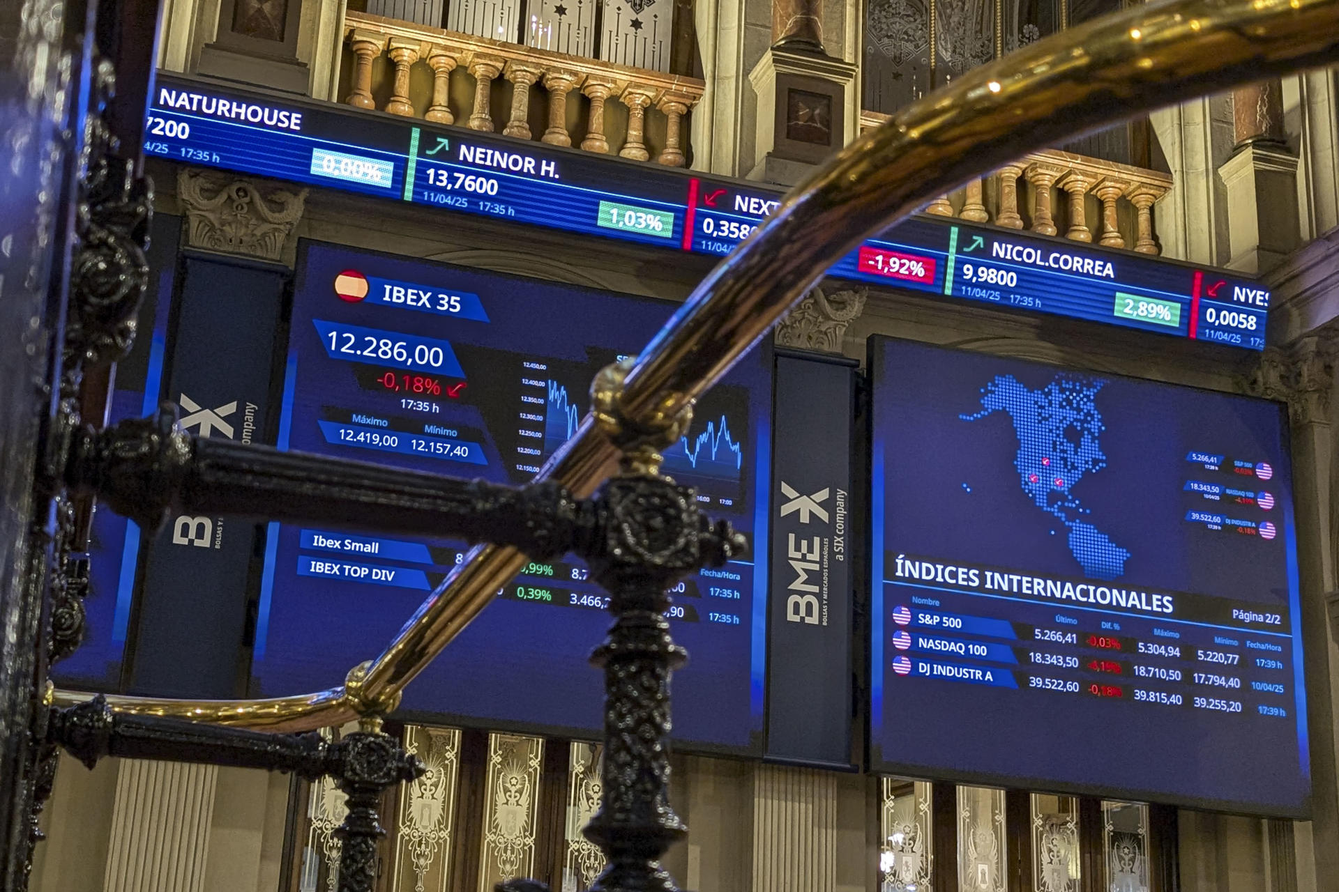 El principal índice de la Bolsa española, el IBEX 35, ha bajado el 0,18 % este viernes, lo que deja las pérdidas semanales en el 1,1 %, después de haber experimentado fuertes vaivenes durante el desarrollo de las últimas cinco sesiones bursátiles, que se han movido al ritmo que ha marcado la guerra arancelaria. El IBEX ha perdido 21,6 puntos, ese 0,18 % y ha cerrado en los 12.286 puntos. EFE/Vega Alonso