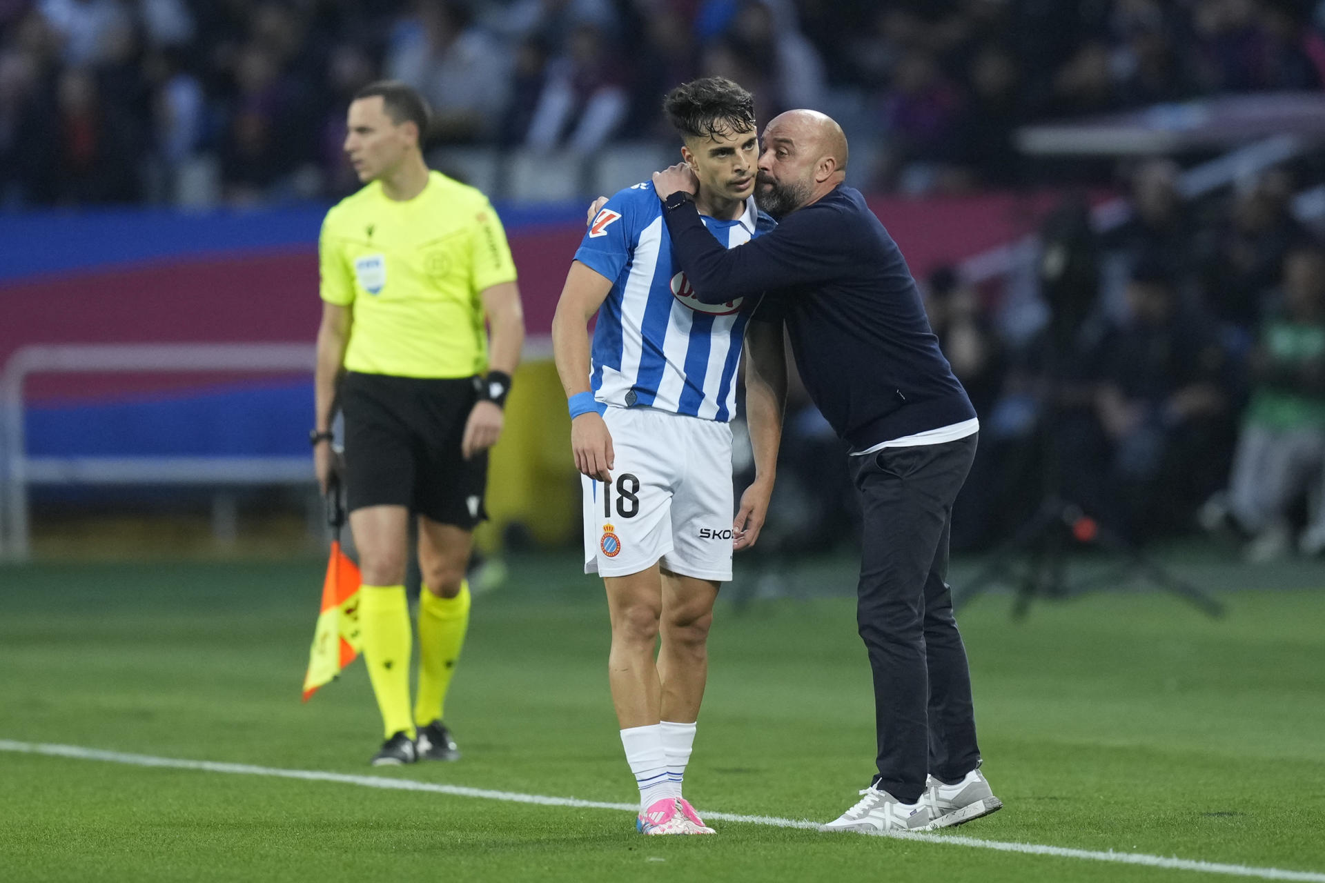 Imagen de archivo del centrocampista del R.C.D. Espanyol Álvaro Aguado (c) durante la disputa de un partido de fútbol. EFE/ Enric Fontcuberta