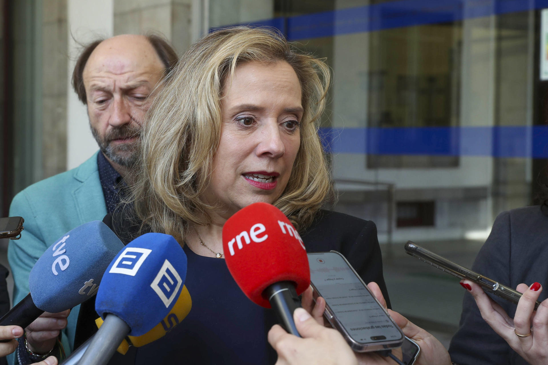 La consejera de Transición Ecológica, Industria y Comercio, Belarmina Díaz, ha confirmado este miércoles que la primera inspección técnica realizada ayer, martes, en el interior de la mina de Cerredo, en la que el pasado 31 de marzo se produjo una fuerte explosión que causó la muerte de cinco trabajadores y dejó heridos de gravedad a otros cuatro, detectó la presencia de gas grisú. EFE/ J.L.Cereijido