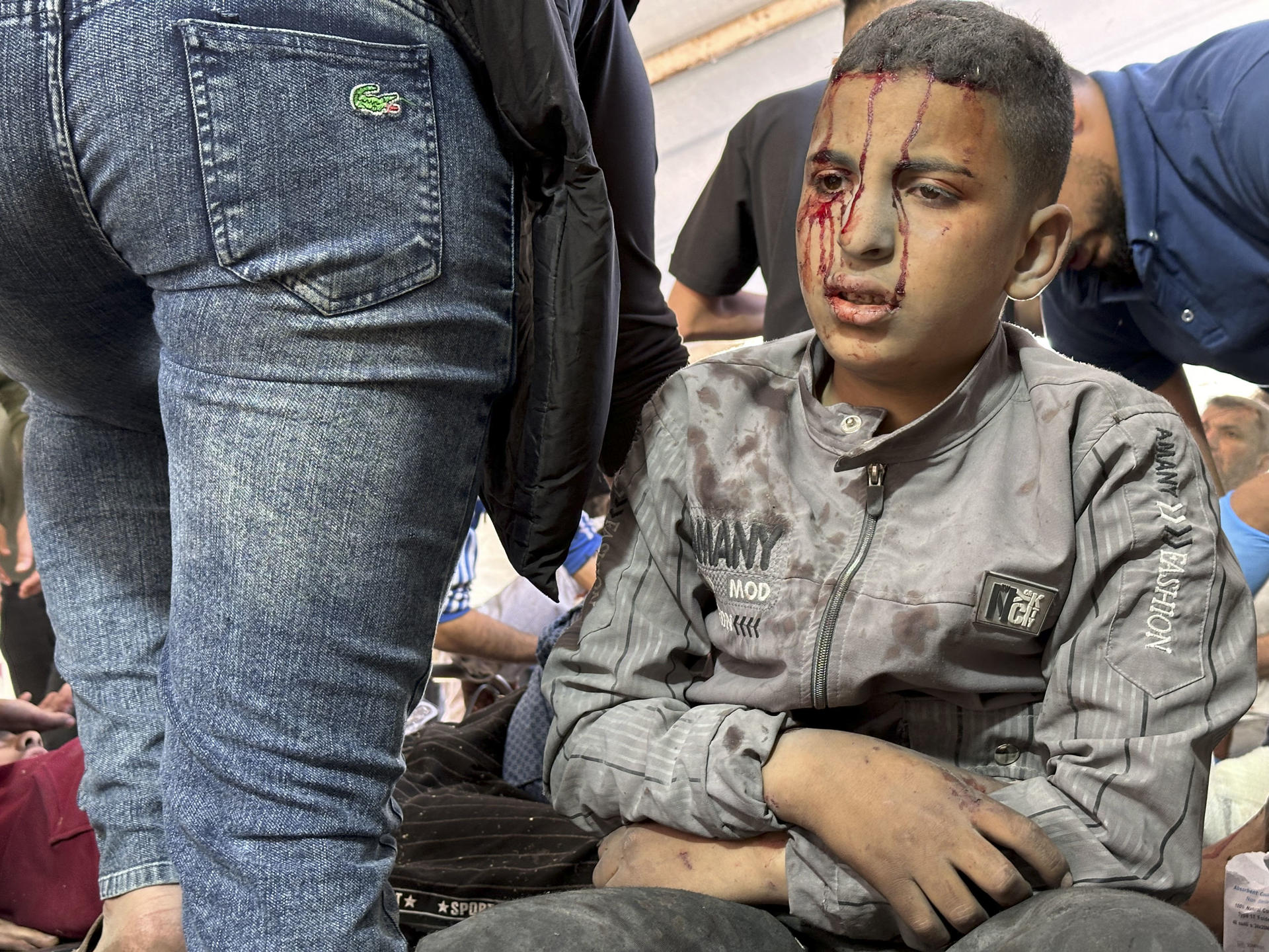Al menos 31 personas, incluyendo 18 niños y varias mujeres, fueron asesinadas y decenas resultaron heridas en un bombardeo israelí este jueves, 3 de abril, que tuvo como objetivo una escuela en la ciudad de Gaza que alberga a miles de personas desplazadas. EFE/Ahmad Awad