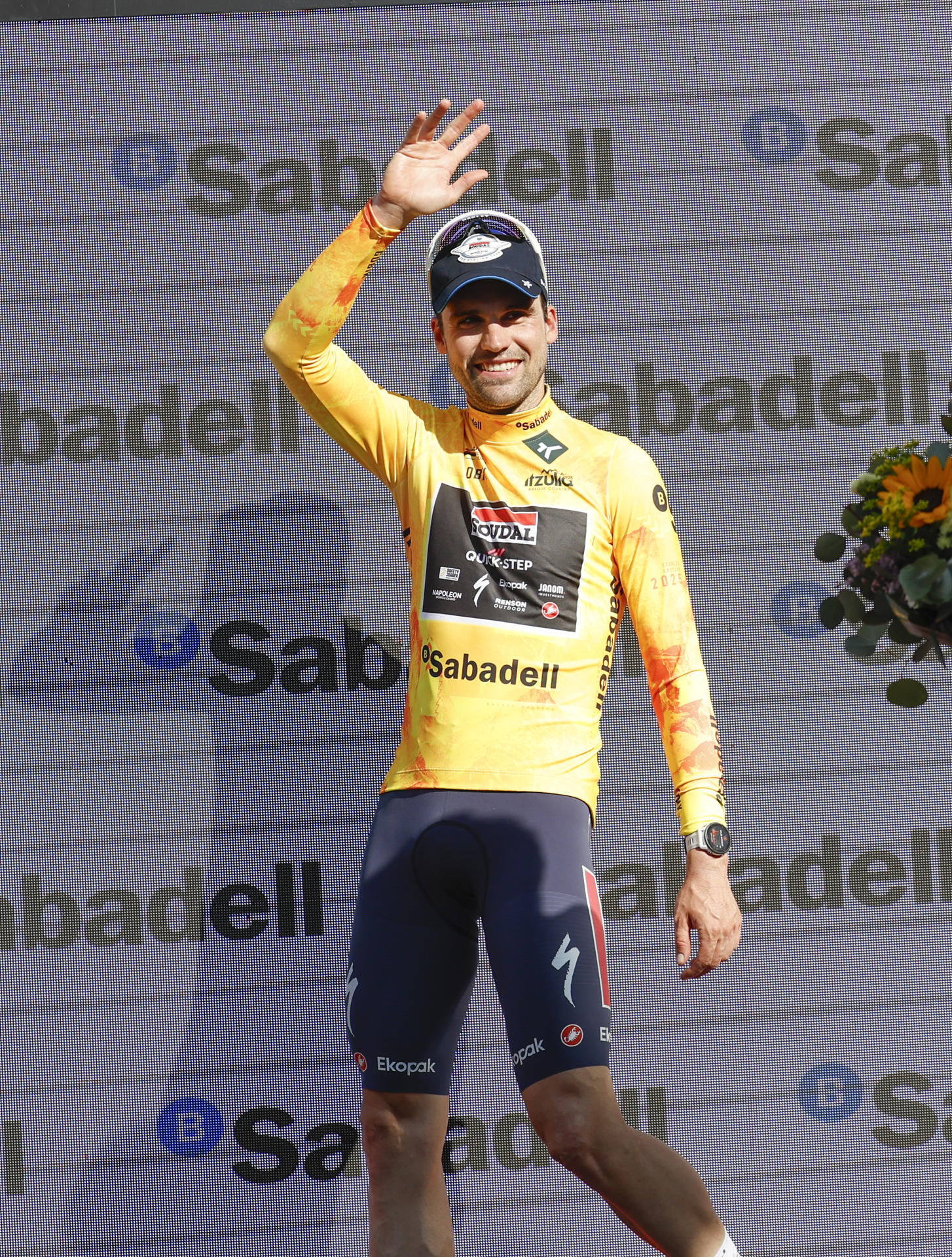 El corredor Max Schachmann (Soudal Quick-Step), se mantiene líder tras la tercera etapa de la Itzulia 2025, en la que ha sido descalificado Alex Aranburu, que había llegado a la meta en solitario, por no haber tomado una rotonda por donde debía. EFE/Juan Herrero.