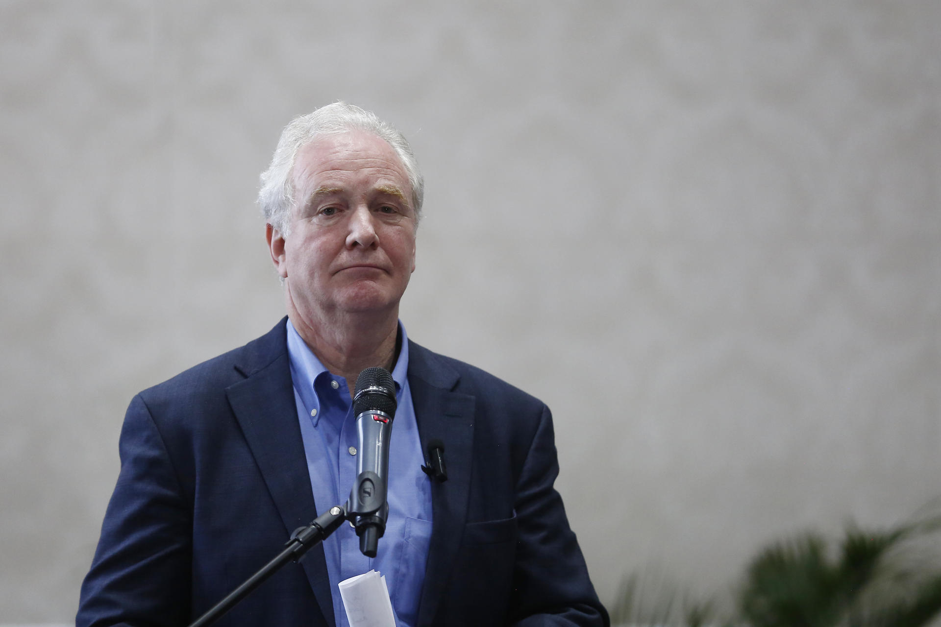 El senador estadounidense Chris Van Hollen asiste a una rueda de prensa este jueves, en San Salvador (El Salvador). EFE/ Rodrigo Sura