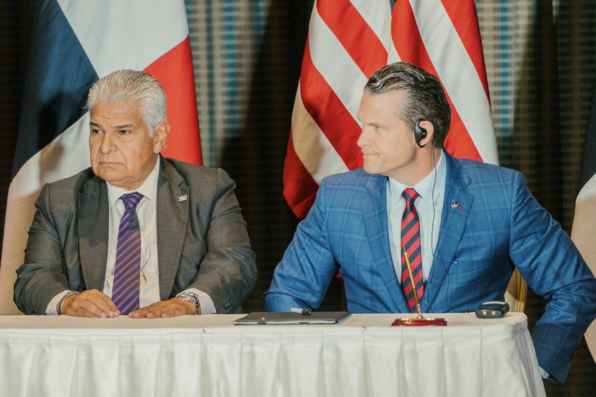 El presidente de Panamá, José Raúl Mulino (i), y el secretario de Defensa de Estados Unidos, Peter Hegset, participan en la firma de un acuerdo este miércoles, en el Hotel Hilton de Ciudad de Panamá (Panamá). EFE/ Walter Hurtado