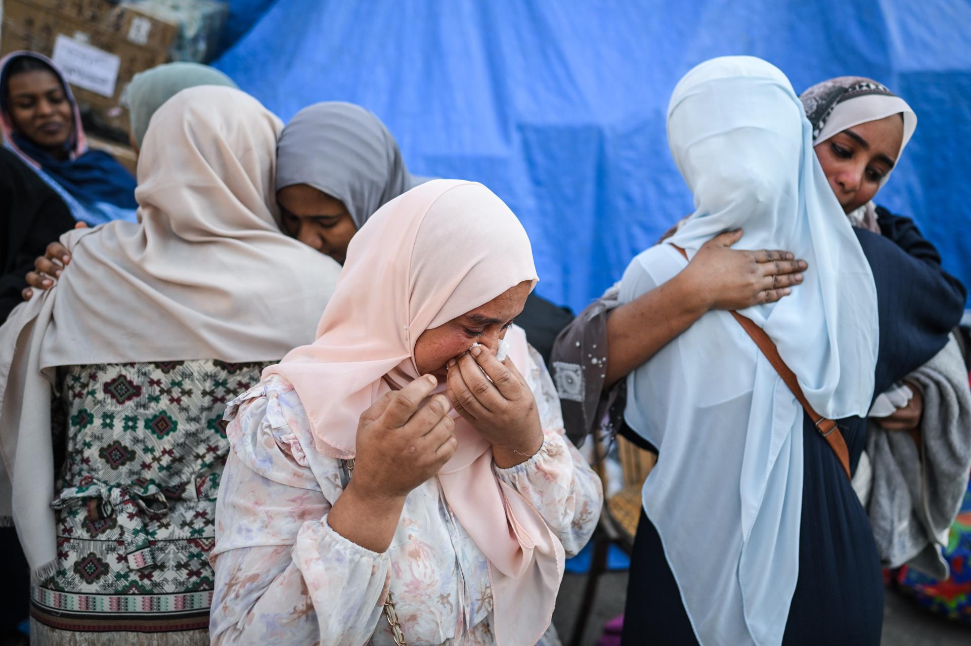 Mujeres refugiadas sudanesas se abrazan y lloran en un punto de reunión para autobuses organizados para su regreso voluntario desde Egipto a Sudán, en El Cairo, Egipto, el 12 de abril de 2025 (emitido el 14 de abril de 2025). EFE/EPA/MOHAMED HOSSAM