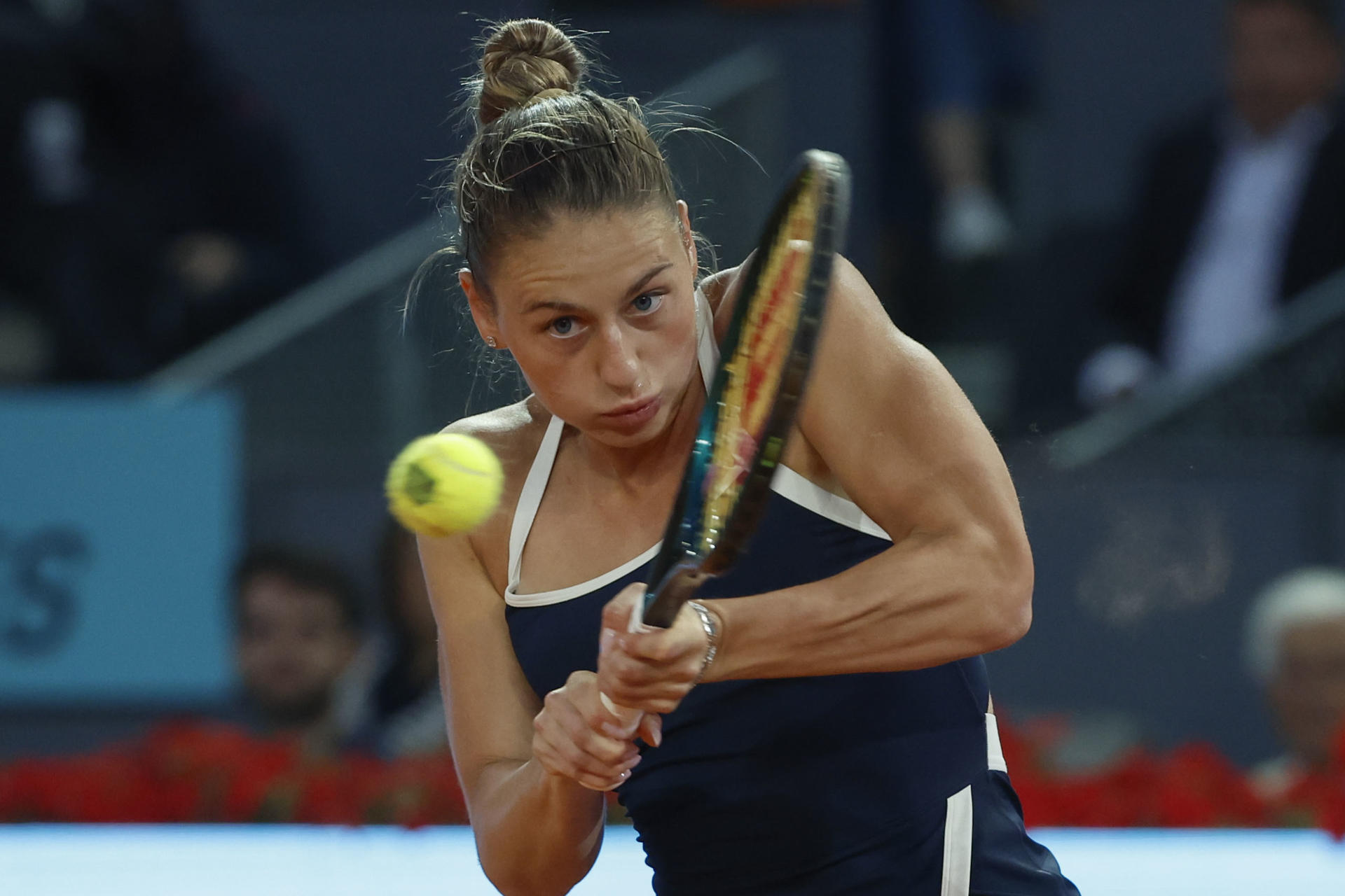 La ucraniana Marta Kostyuk en su encuentro frente a la bielorrusa Aryna Sabalenka durante el Mutua Madrid Open que disputaron en las instalaciones de la Caja Mágica, en Madrid. EFE / Juanjo Martín.