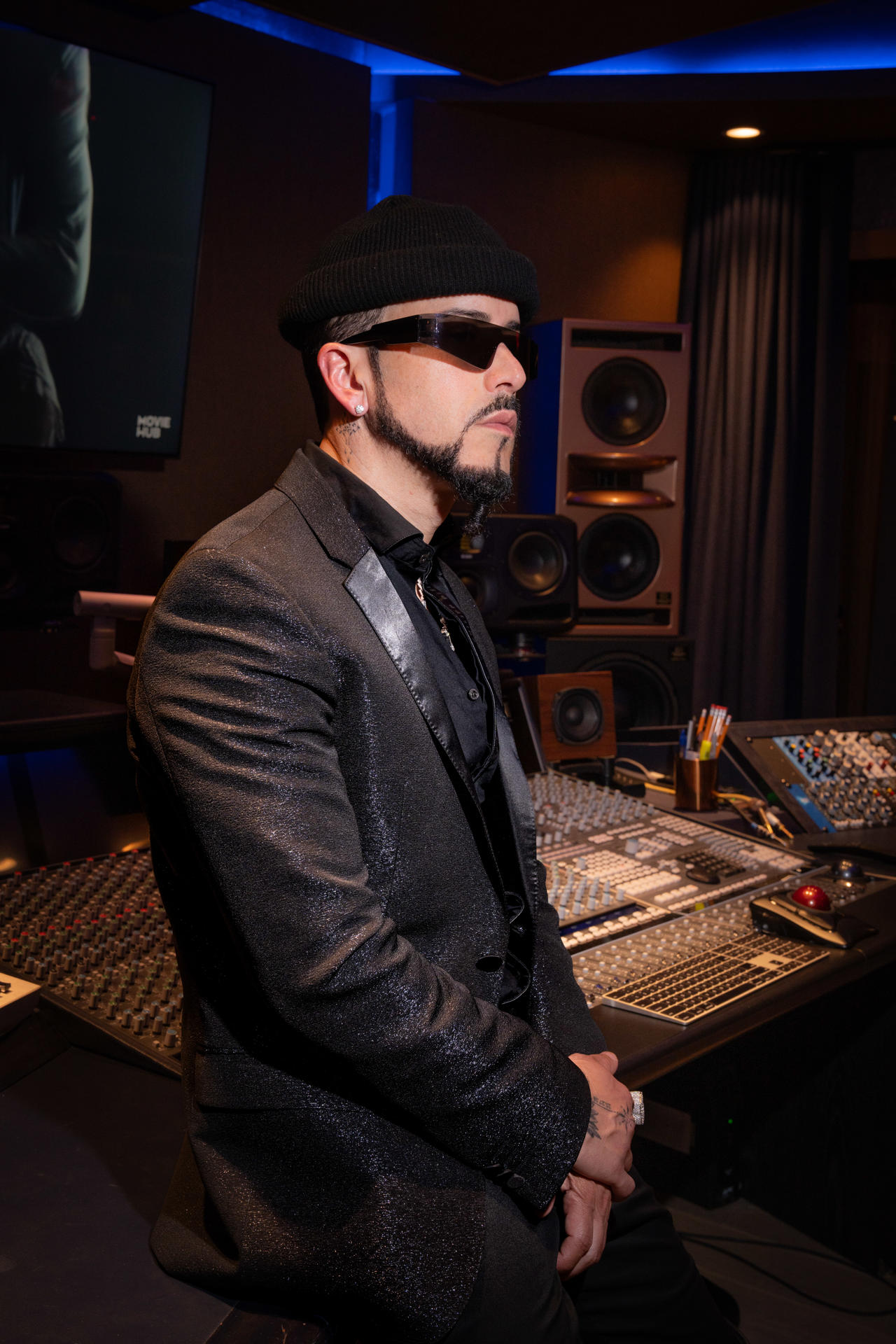 Fotografía cedida por Oscar Mena donde aparece el veterano reguetonero puertorriqueño Yandel quien presenta este jueves 'Yandel Sinfónico', el primer álbum grabado en vivo que fusiona completamente temas urbanos con una orquesta sinfónica "sin cambiarle la esencia al reguetón", según aseguró a EFE el artista. EFE/Oscar Mena
