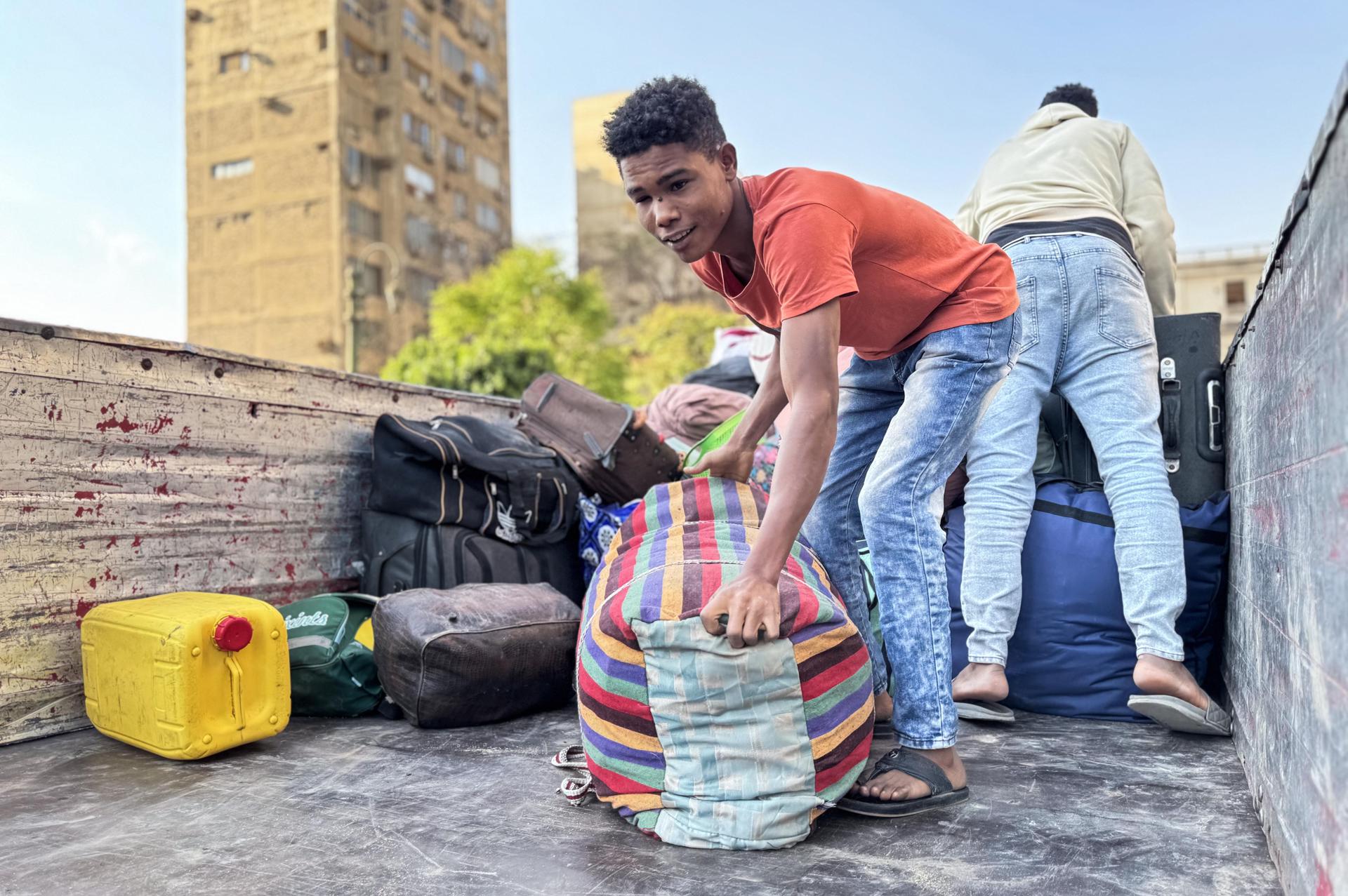 Refugiados sudaneses descargan su equipaje en un punto de reunión para los autobuses organizados para su regreso voluntario de Egipto a Sudán, en El Cairo, el 12 de abril de 2025 (emitido el 14 de abril de 2025). EFE/EPA/MOHAMED HOSSAM