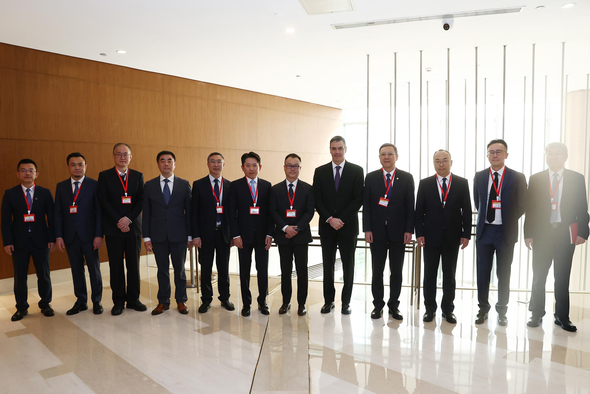 El presidente del Gobierno de España, Pedro Sánchez (5 dcha), ha mantenido un desayuno de trabajo con empresarios chinos este viernes en Pekín. EFE/ Pool Moncloa/Fernando Calvo SÓLO USO EDITORIAL / SÓLO DISPONIBLE PARA ILUSTRAR LA NOTICIA QUE ACOMPAÑA (CRÉDITO OBLIGATORIO)