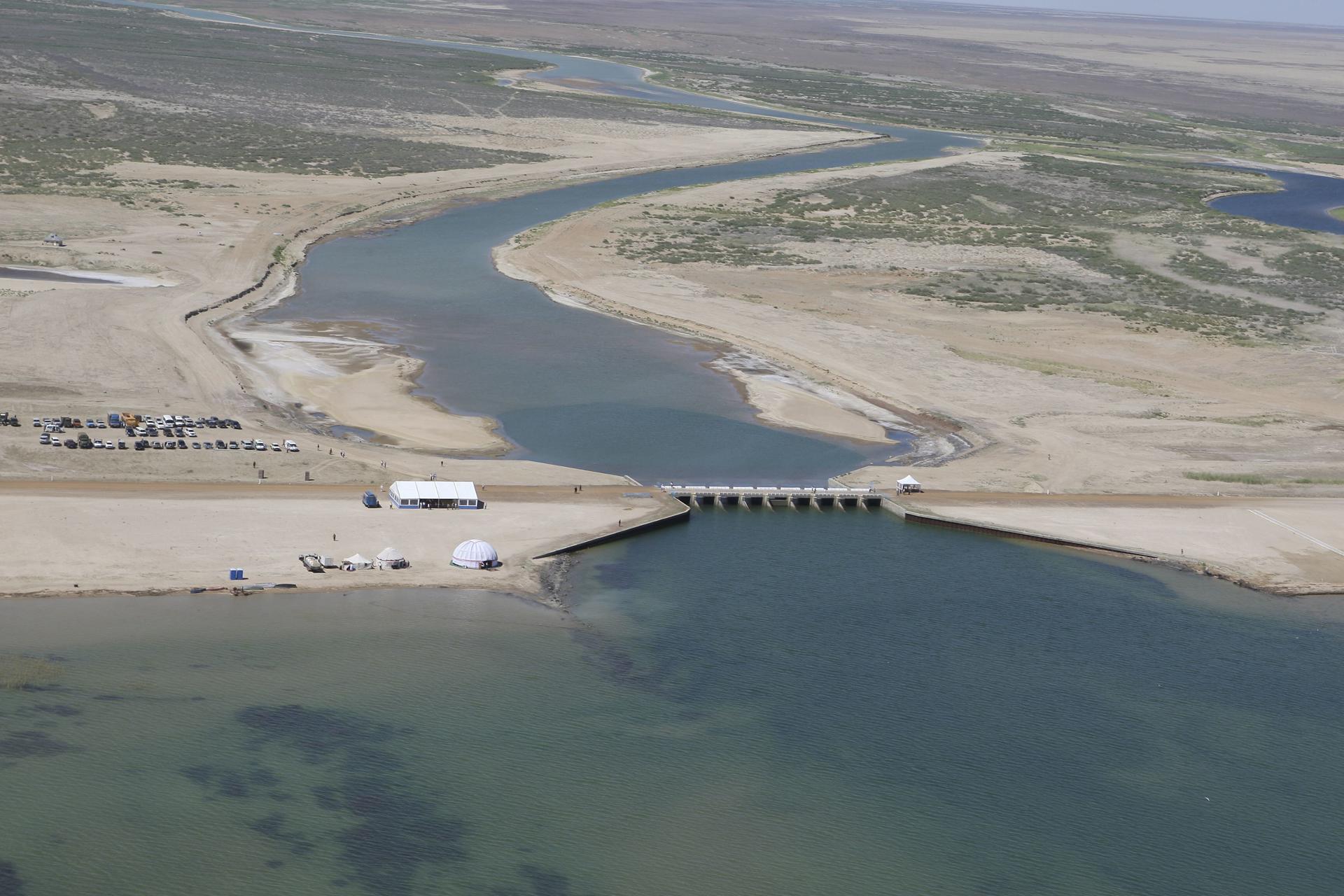 Vista aérea del mar de Aral, en una imagen de archivo que muestra la pérdida de agua del que fue el cuarto lago salino más grande del mundo. EFE