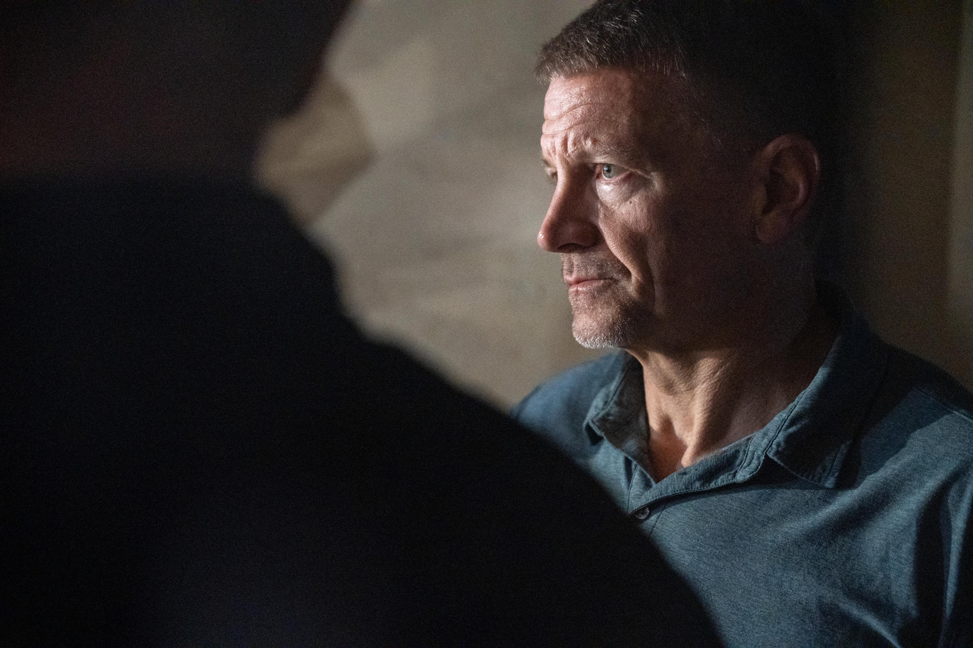 El fundador de la firma de seguridad privada Blackwater (ahora llamada Academi), Erik Prince, participa en un operativo contra el crimen organizado con más de 500 policías y militares, donde acompañó a los ministros del Interior, John Reimberg, y de Defensa, Gian Carlo Loffredo este sábado, en Guayaquil (Ecuador). EFE/ Mauricio Torres