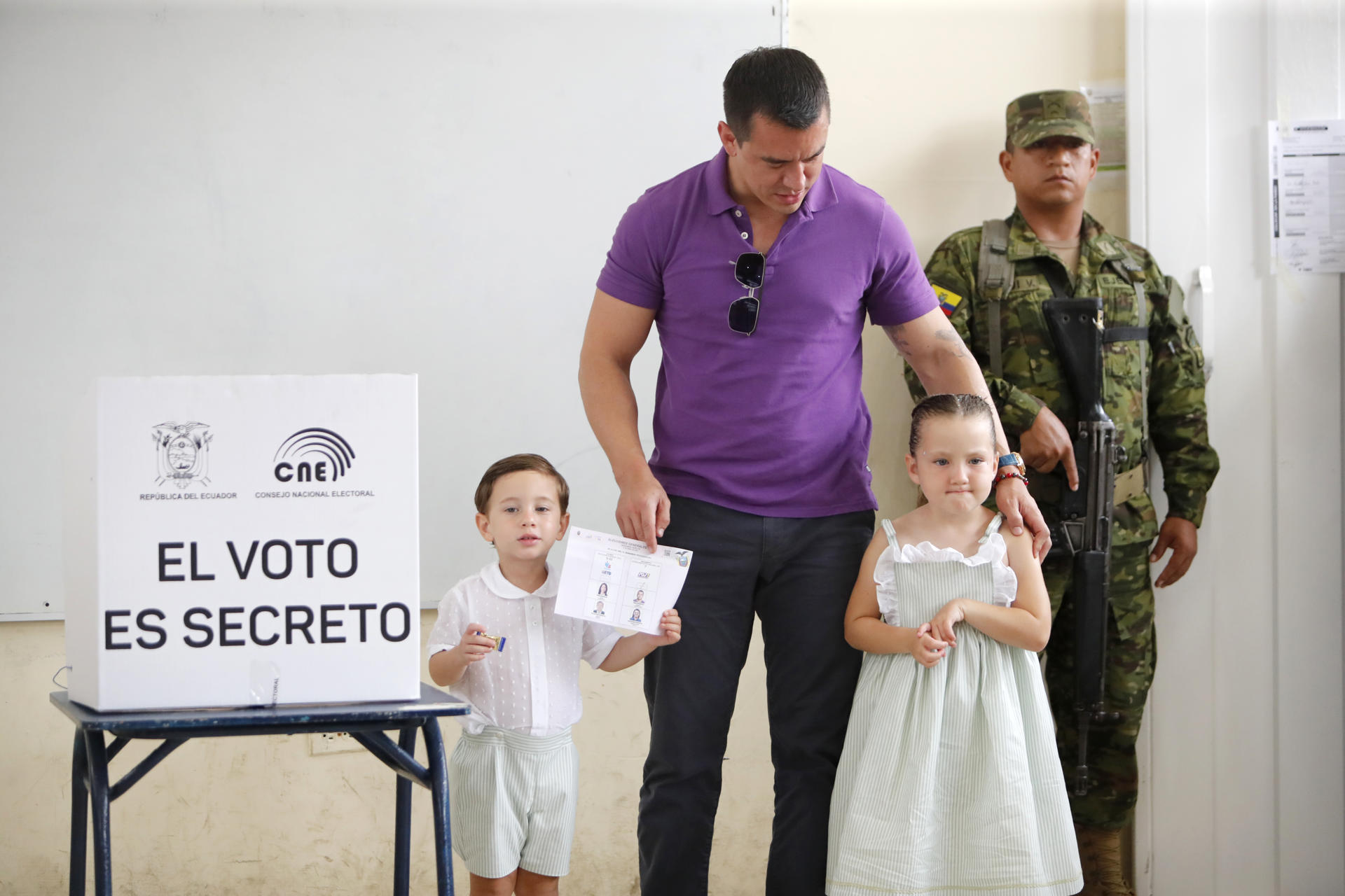El presidente de Ecuador y candidato a la reelección, Daniel Noboa, vota acompañado de sus hijos, este domingo en Olón (Ecuador). EFE/ Carlos Durán Araújo