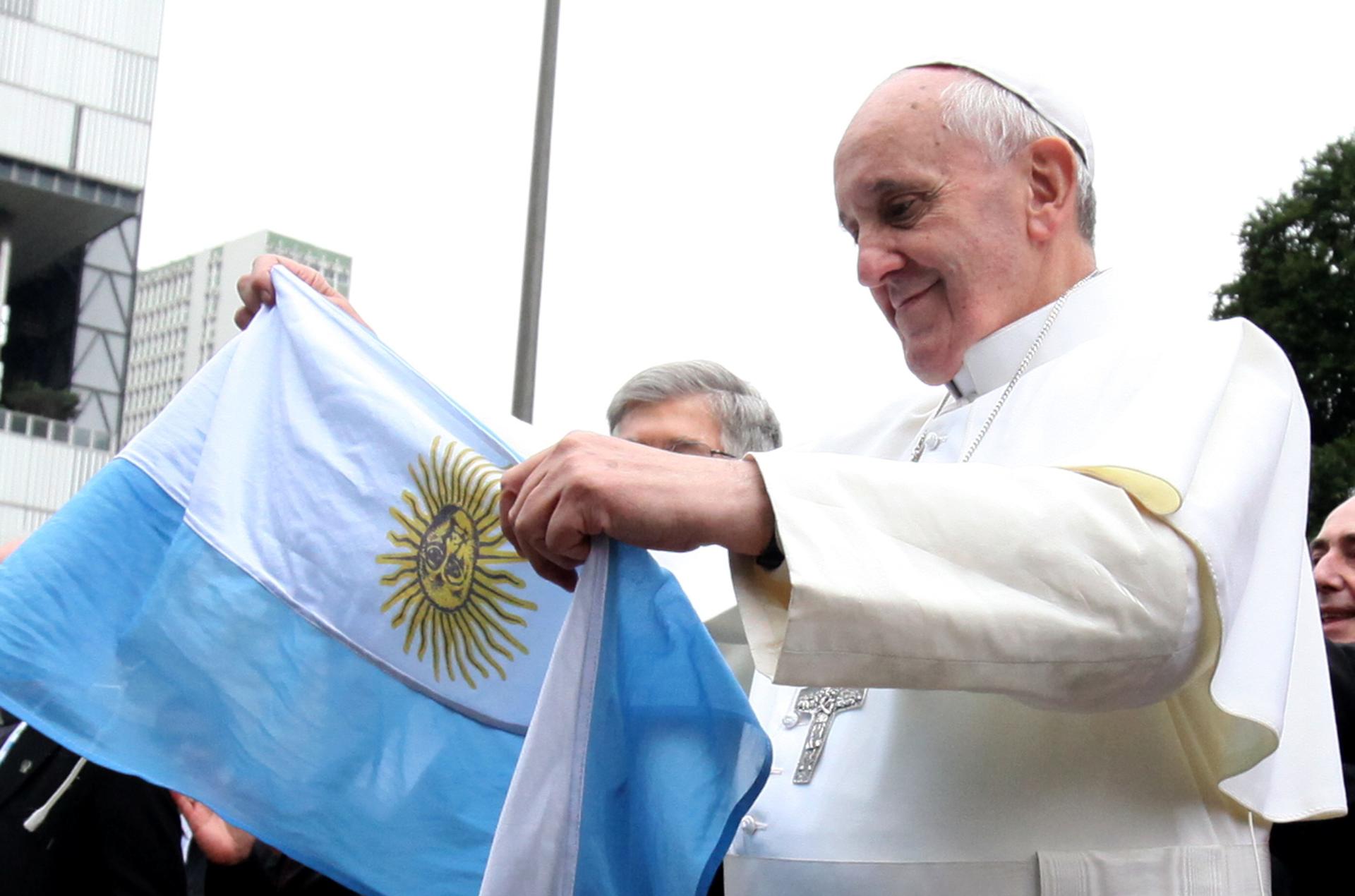 Imagen de archivo del papa Francisco con una bandera de Argentina.EFE/ANTONIO LACERDA