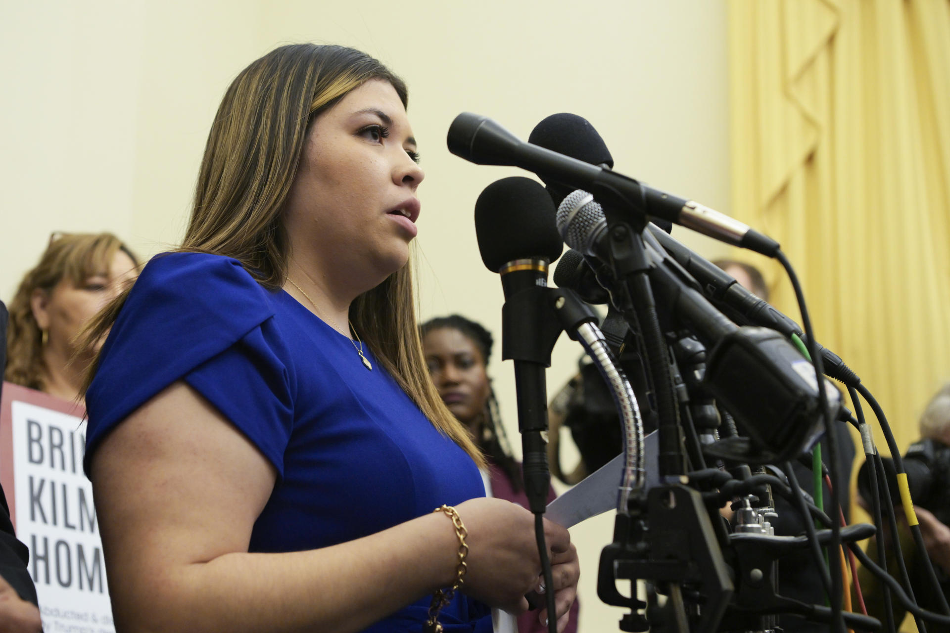 Jennifer Vásquez, la esposa de Kilmer Ábrego García -el migrante salvadoreño enviado por error a la cárcel de máxima seguridad de El Salvador por la Administración de Donald Trump-, asiste a una rueda de prensa este miércoles, 9 de abril, en Washington DC (EE.UU.). EFE/Lenin Nolly