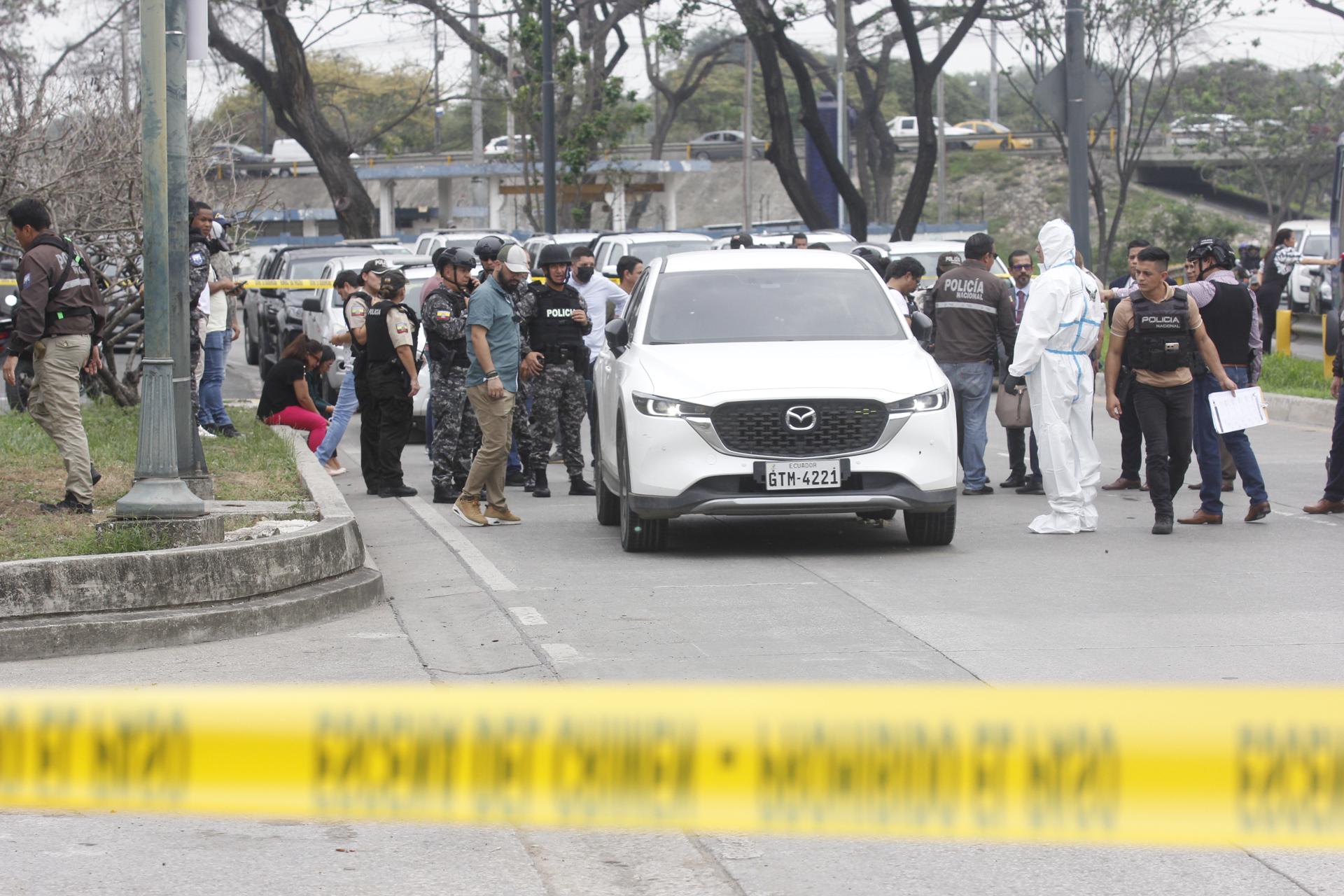 Imagen de archivo del 17/01/2024.- Policías investigan el vehículo con impactos de bala en el que se encontraba el fiscal César Suárez al ser asesinad en una zona al norte de Guayaquil (Ecuador). El fiscal ecuatoriano que investigaba el asalto de un grupo armado a un canal de televisión en Guayaquil fue asesinado a tiros en medio del "conflicto armado interno", decretado por el Gobierno de Ecuador para atajar la espiral de violencia desatada la semana pasada por grupos del crimen organizado. EFE/Jonathan Miranda