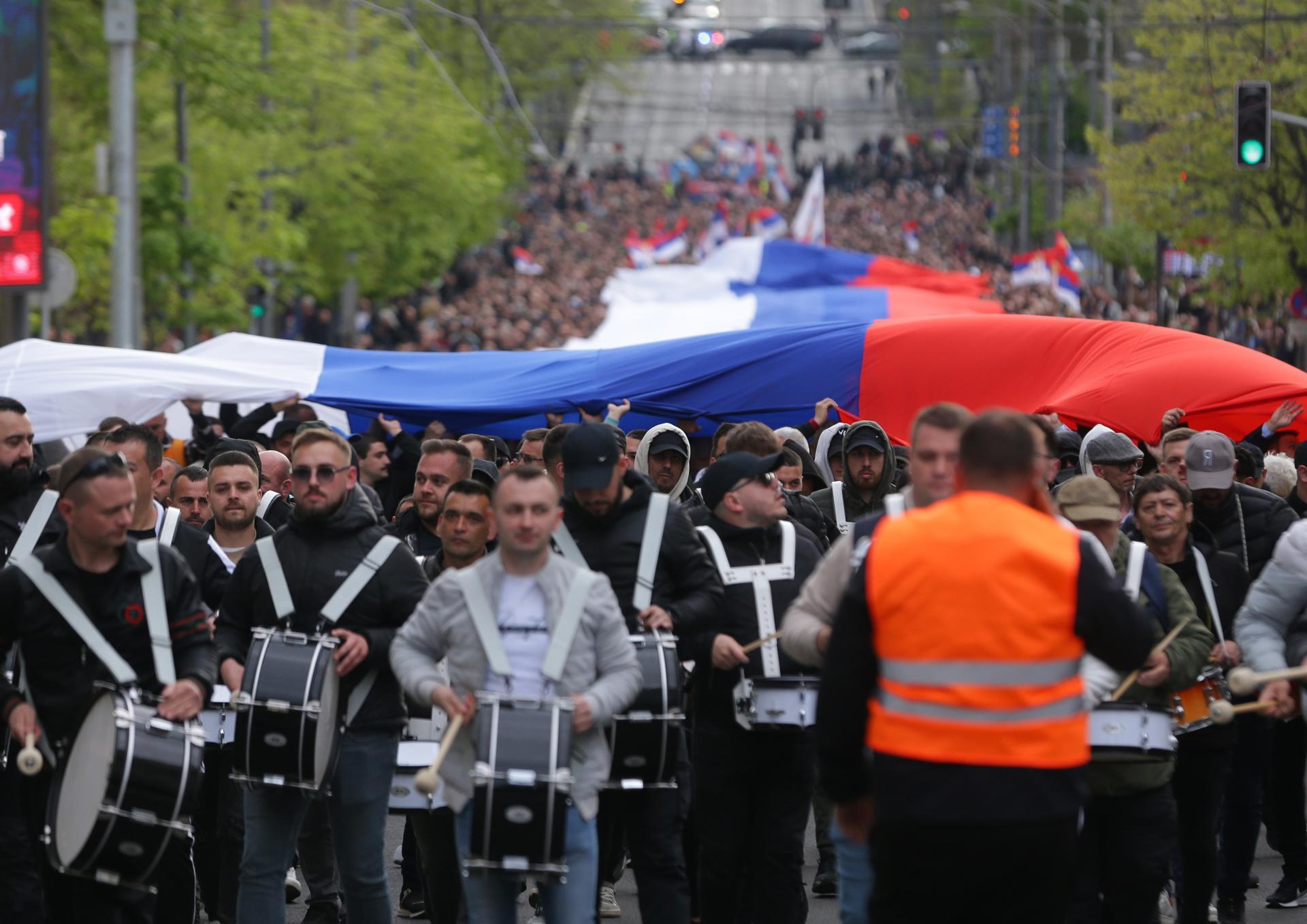 Los partidarios del presidente serbio Aleksandar Vucic agitan una gigantesca bandera serbia en Belgrado, Serbia, 11 de abril de 2025. Tras las protestas lideradas por estudiantes desencadenadas por el mortal colapso del toldo de la Estación de Ferrocarril de Novi Sad el 01 de noviembre de 2024, que dejó dieciséis muertos, el presidente serbio Vucic instó a sus seguidores a asistir a una manifestación de varios días titulada 'Nosotros defendemos a Serbia' para demostrar apoyo a su liderazgo. (Protestas, Belgrado) EFE/EPA/ANDREJ CUKIC