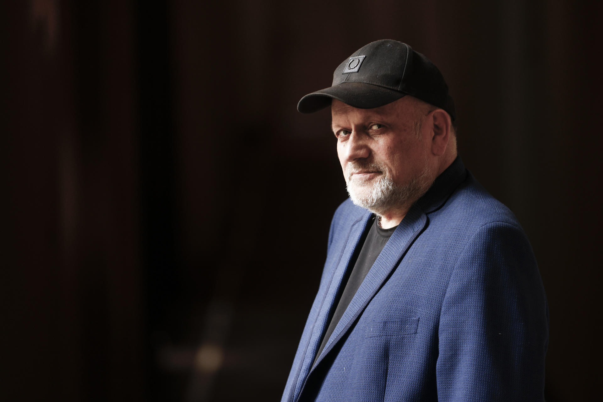 El director israelí Eran Riklis, en la imagen posando durante la entrevista con EFE, rinde homenaje a la "resistencia silenciosa" de la cultura y la creatividad frente a la opresión en su última película, 'Leer Lolita en Teherán', basada en la novela autobiográfica de la escritora iraní Azar Nafisi, publicada en 2003. EFE/Quique García