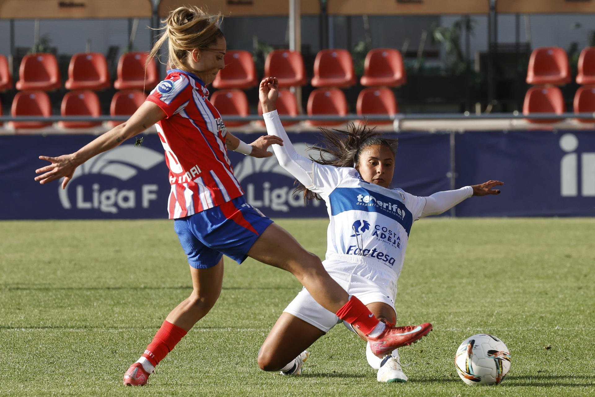 La delantera brasileña del Atlético de Madrid Giovana Queiroz disputa un balón ante la delantera venezolana del Tenerife Yerliane Moreno (d) este viernes, durante el partido de la jornada 26 de la Liga F, entre el Atlético de Madrid y el Costa Adeje Tenerife Egatesa, celebrado en Alcalá de Henares (Comunidad de Madrid).EFE/ Chema Moya