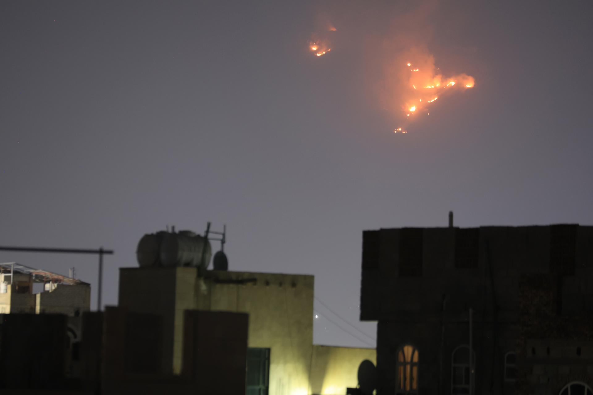 Las llamas se elevan desde una posición tras los presuntos ataques aéreos estadounidenses, en Saná, Yemen, 28 de abril de 2025. Estados Unidos ha lanzado una oleada de ataques aéreos desde mediados de marzo contra posiciones controladas por los hutíes en Yemen, incluida Saná, en medio de las crecientes tensiones por los ataques hutíes contra Israel y los envíos en aguas alrededor de Yemen. (Estados Unidos) EFE/EPA/YAHYA ARHAB
