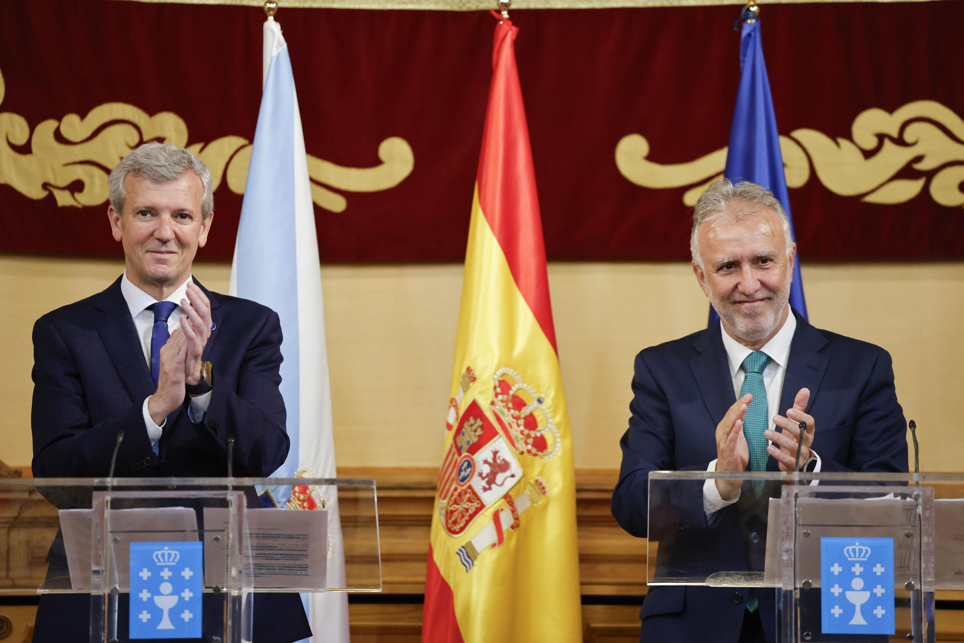 El ministro de Política Territorial y Memoria Democrática, Ángel Víctor Torres, junto al presidente gallego Alfonso Rueda, tras firmar en la 44º Comisión Mixta de Transferencias Estado-Galicia, el traspaso de las competencias en ordenación y gestión del litoral a la Comunidad Autónoma gallega, hoy miércoles en Santiago de Compostela. EFE/Lavandeira jr