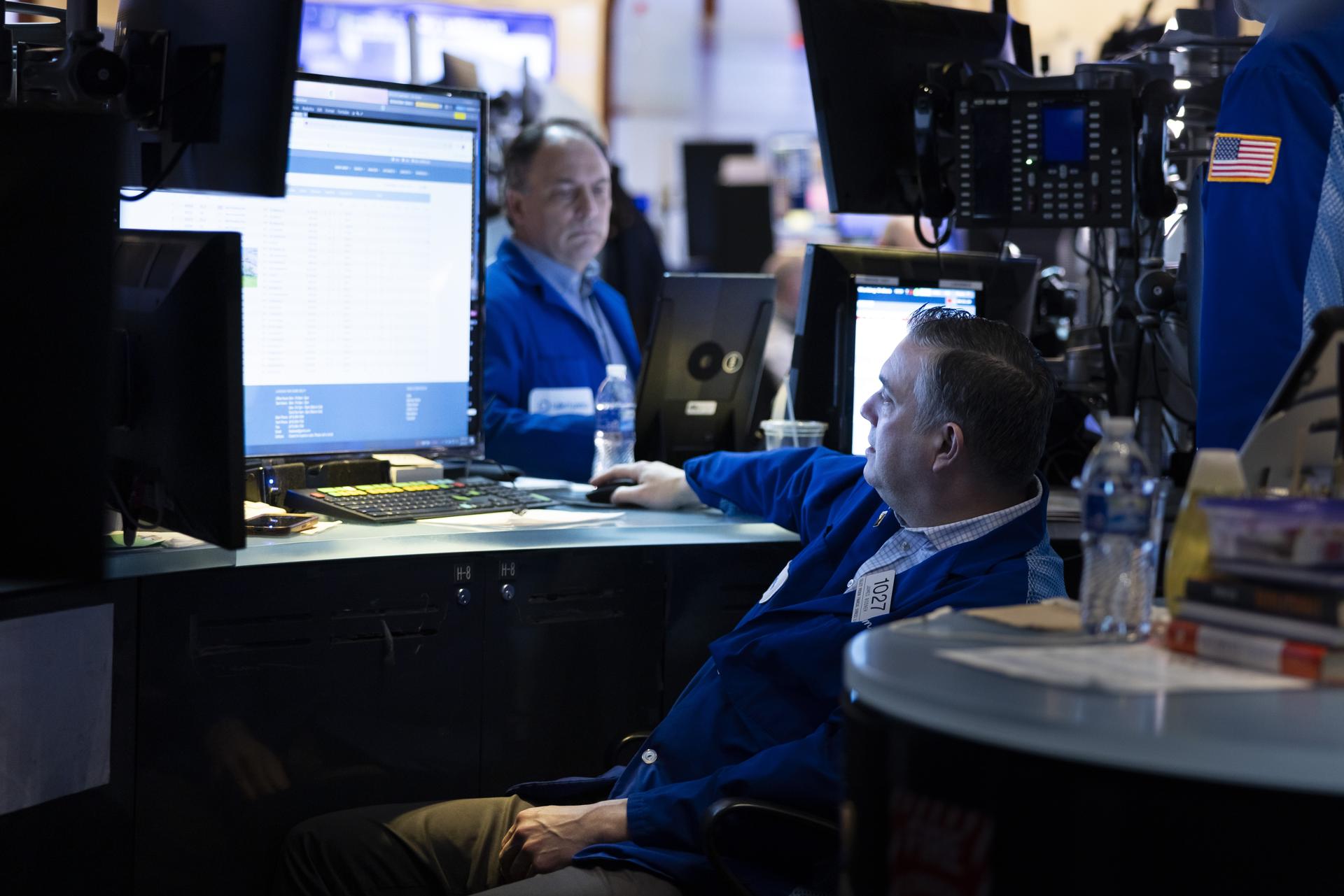 Fotografía de trabajadores en la Bolsa de Nueva York (EE.UU.). EFE/EPA/JUSTIN LANE