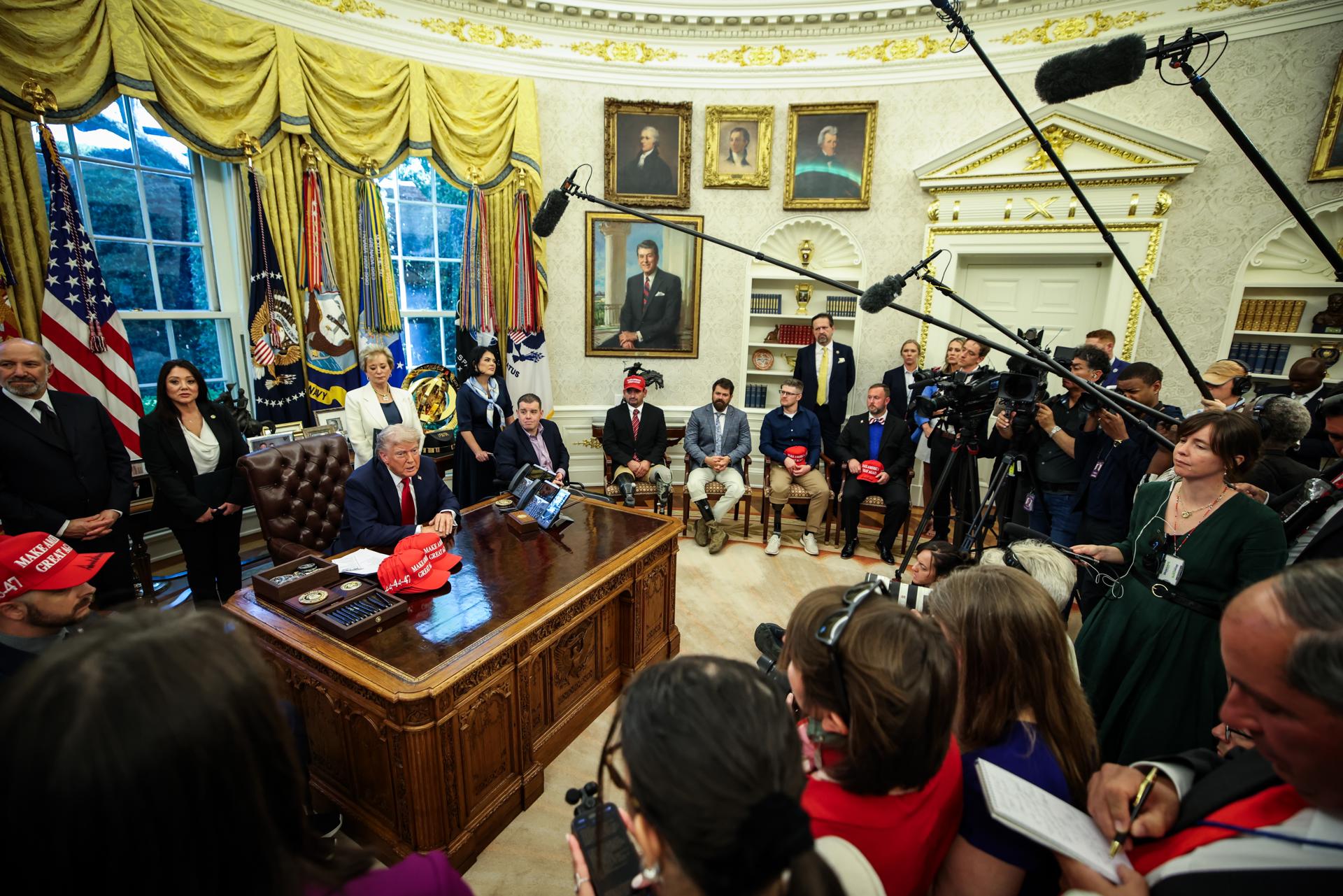 El presidente de Estados Unidos, Donald Trump, responde preguntas de los periodistas después de firmar órdenes ejecutivas en la Oficina Oval de la Casa Blanca en Washington, DC, EE.UU., el 23 de abril de 2025. EFE/EPA/SAMUEL CORUM / POOL
