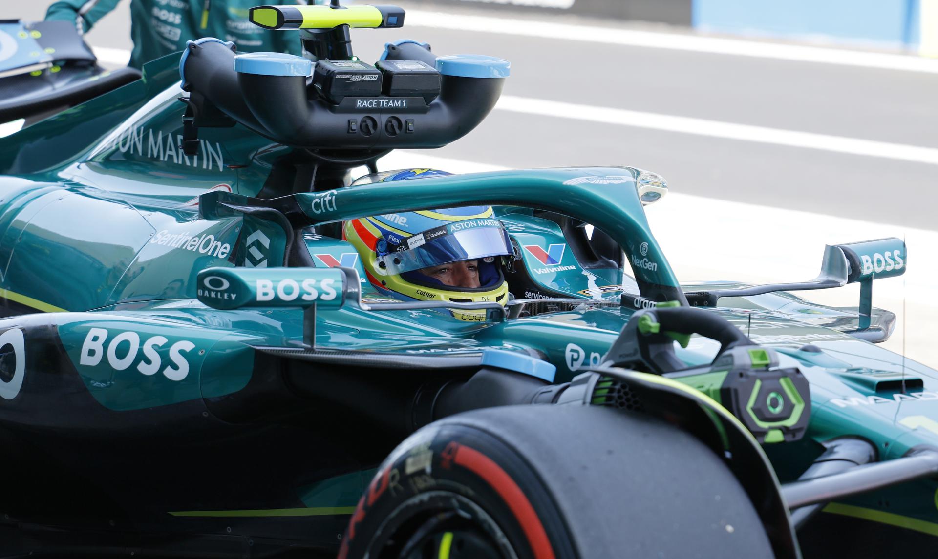 Fernando Alonso de España, maniobra en el pit lane durante la primera sesión de práctica para el Gran Premio de Japón de Fórmula 1. EFE/EPA/FRANCK ROBICHON