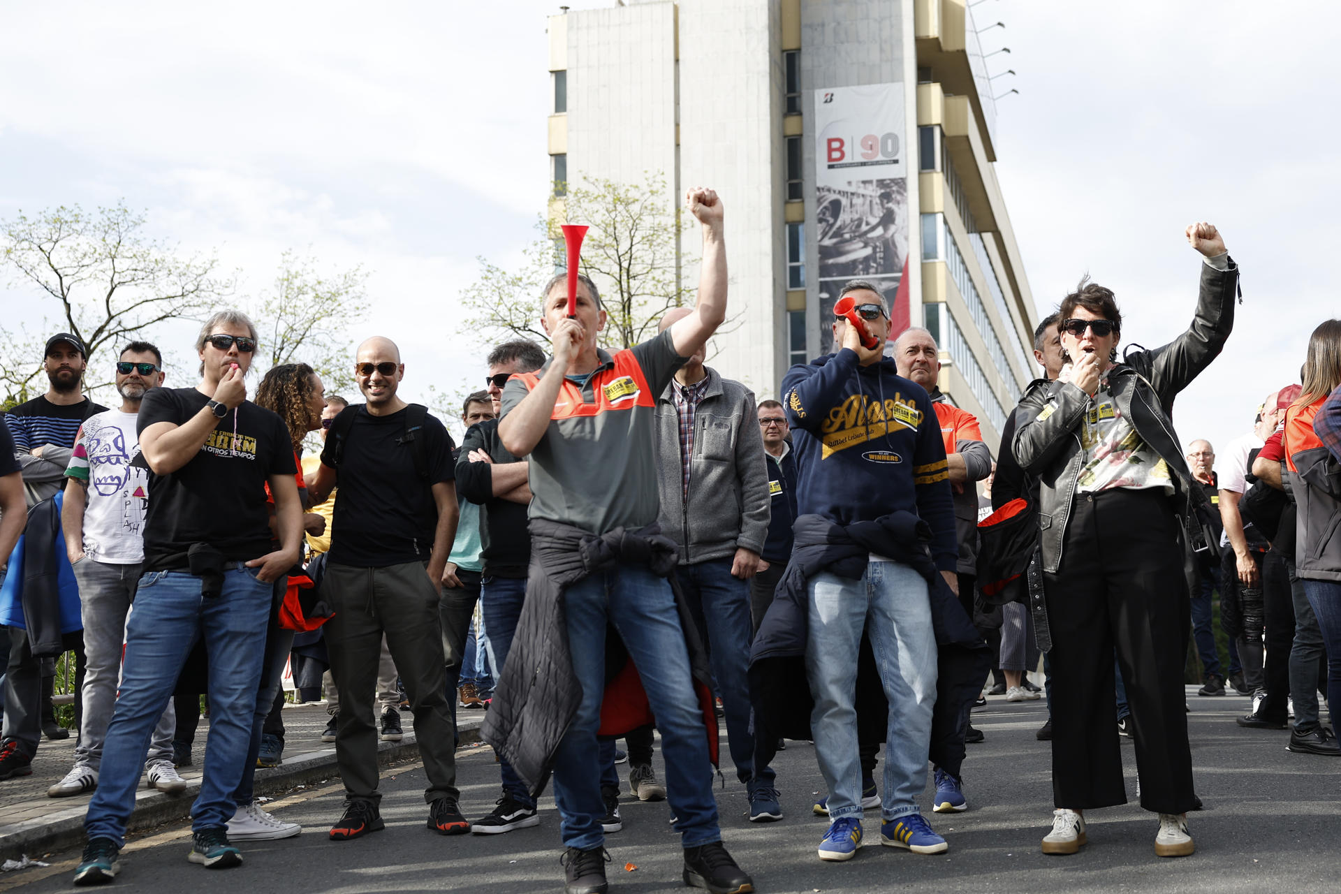 Los sindicatos han convocado para este viernes una nueva jornada de huelga en las plantas de Bridgestone en Basauri (en la imagen) y Usansolo en rechazo a los despidos anunciados en la primera de las factorías y en la de Puente San Miguel (Cantabria). EFE/ Miguel Toña