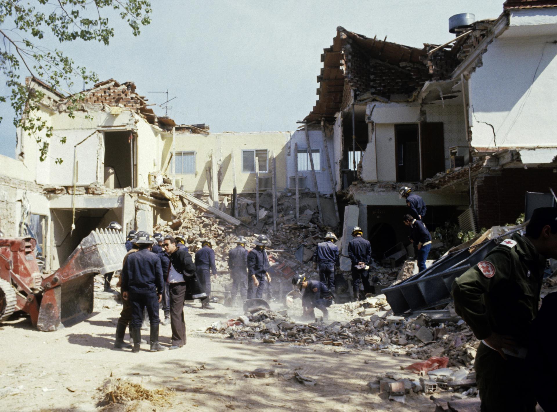 Imagen del 13 de abril de 1985, un día después de que el restaurante El Descanso, situado en el kilómetro 14,200 de la N-II y cercano a la base militar estadounidense de Torrejón de Ardoz (Madrid), sufriera un atentado que causó 18 muertos y un centenar de heridos y sobre el que, cuatro décadas después, sigue habiendo más dudas que certezas a pesar de ser la tercera acción terrorista más sangrienta en España tras el 11M y el atentado del Hipercor de 1987. EFE/Mondelo/aa