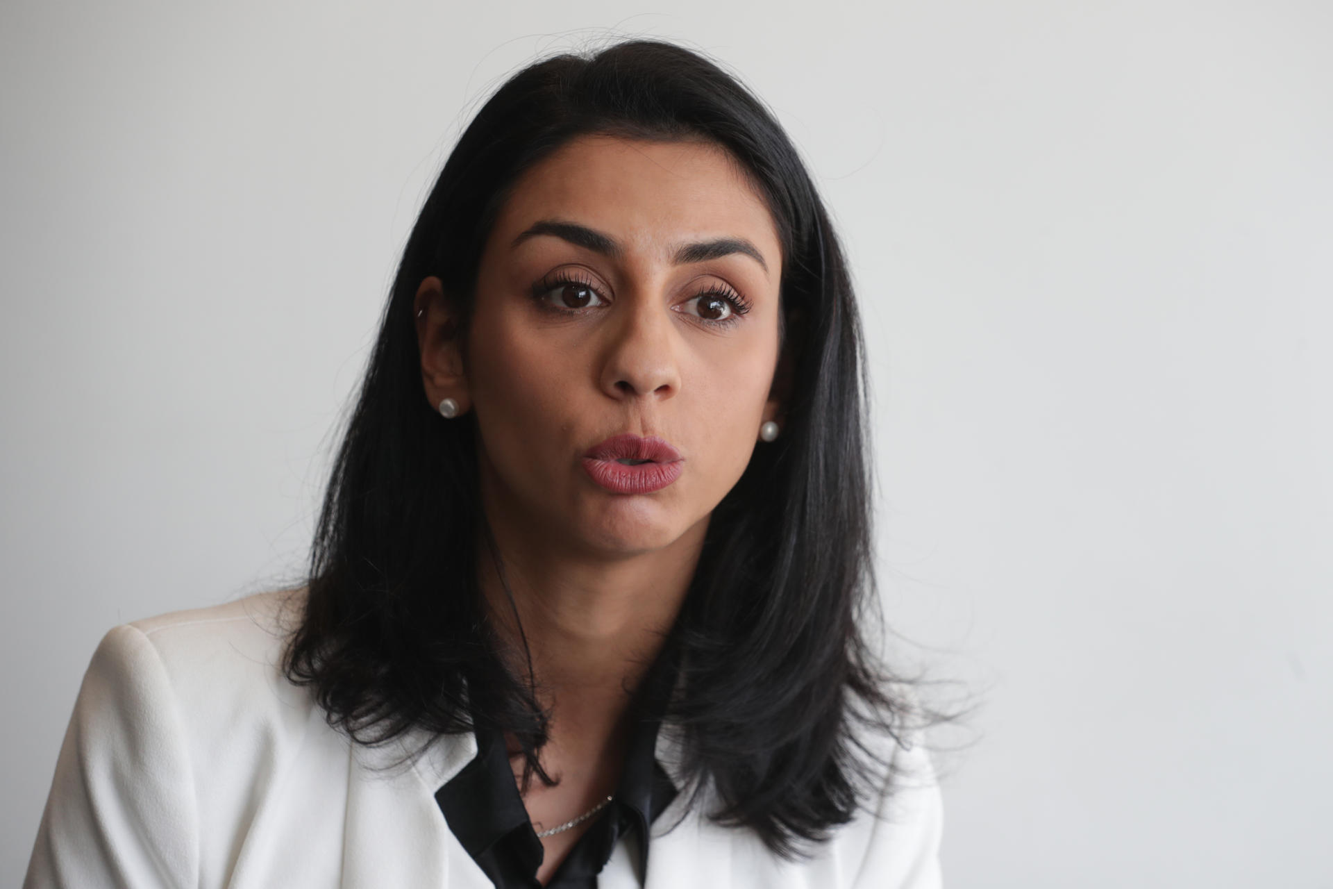 Fotografía del 16 de abril de 2025 de la directora nacional de Cambio Climático del Ministerio de Ambiente de Uruguay, María Fernanda Souza, posando durante una entrevista con EFE en Montevideo (Uruguay). EFE/ Alejandro Prieto