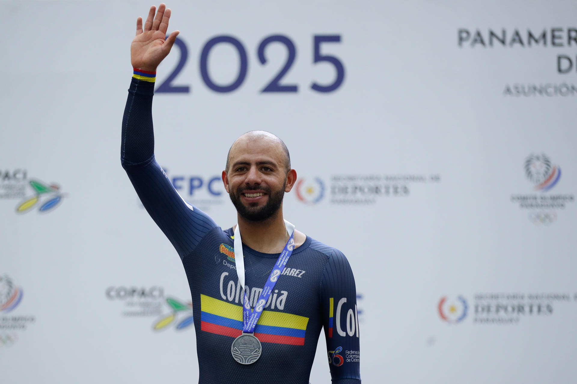 El ciclista colombiano Jordan Parra posa con la medalla de plata. EFE/Juan Pablo Pino