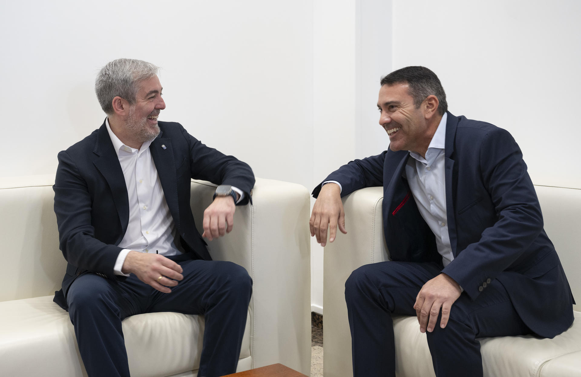 El presidente de Canarias, Fernando Clavijo (i), ha mantenido este lunes un encuentro con el presidente del Cabildo de Lanzarote, Oswaldo Bentancort (d), con motivo de la reunión que celebra en la isla su Consejo de Gobierno. EFE/Adriel Perdomo