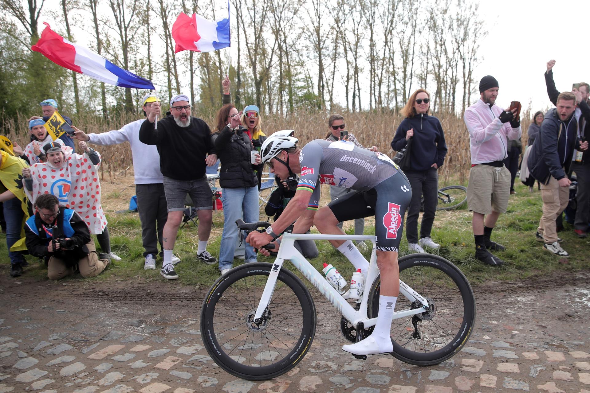 El corredor neerlandés Mathieu Van Der Poel, del Alpecin-Deceuninck, durante la Paris-Roubaix, una clásica de 259.2km desde Compiegne a Roubaix, Francia. EFE/EPA/TERESA SUAREZ
