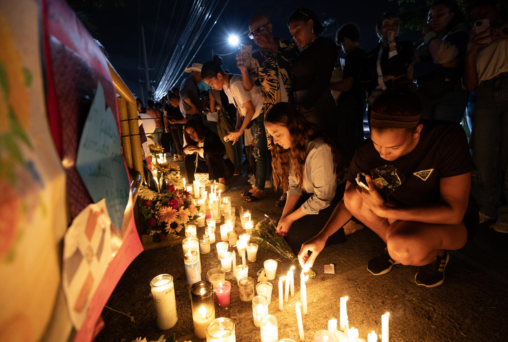 Decenas de personas participaron este viernes, 11 de abril, en una velatón en memoria de las más de 220 personas fallecidas por el colapso del techo de la discoteca Jet Set, la madrugada de pasado martes, en Santo Domingo (República Dominicana). EFE/Orlando Barría