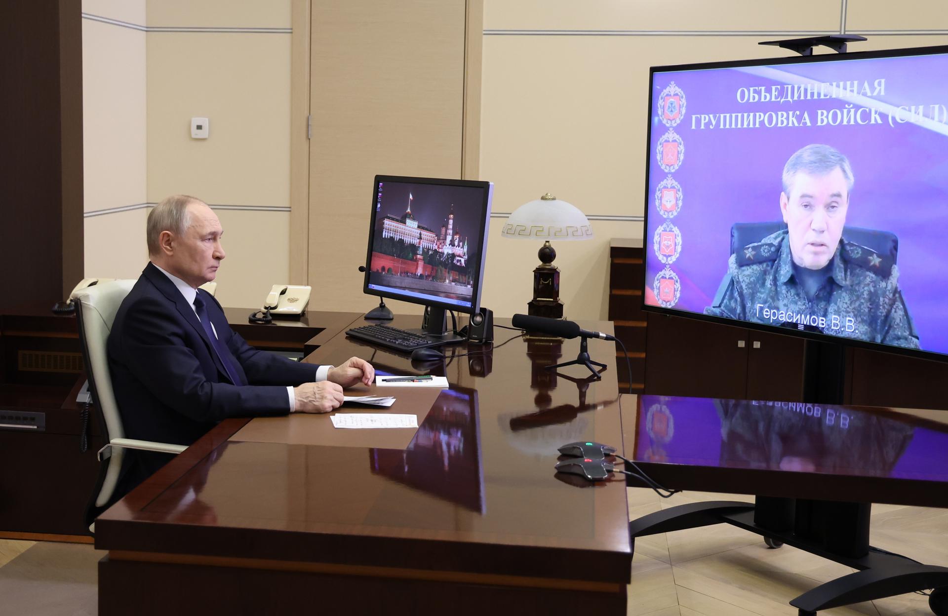El presidente ruso Vladimir Putin durante una videconferencia con el jefe del Estado Mayor de las Fuerzas Armadas de Rusia, Valeri Guerásimo el 26 de abril de 2025 para ser informado sobre la operación rusa en la región de Kursk. EFE/EPA/ALEXANDER KAZAKOV/SPUTNIK/KREMLIN / POOL MANDATORY CREDIT