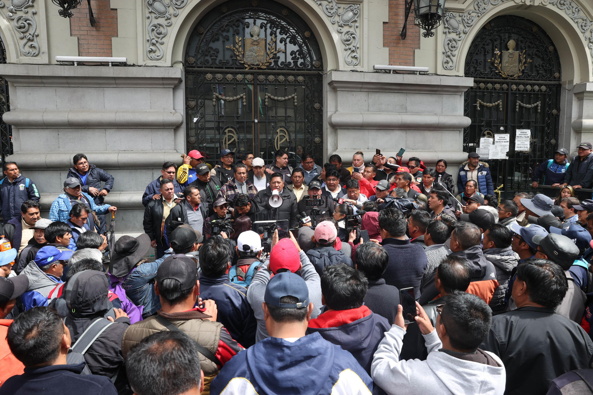 Cientos de conductores de transporte público al protestar este viernes, 11 de abril, en rechazo a la posibilidad de revertir el aumento de tarifas, al frente del Palacio Consistorial de La Paz (Bolivia). EFE/Luis Gandarillas