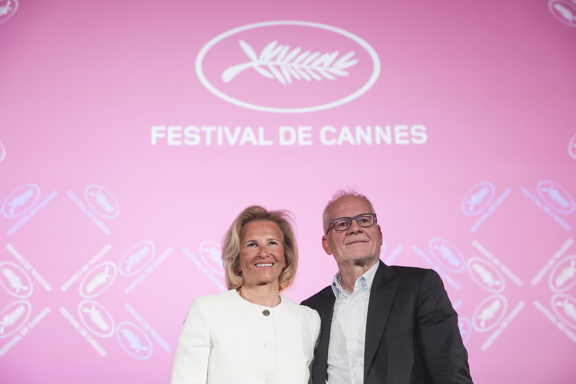 El delegado general del festival, Thierry Frémaux, y la presidenta del festival, Iris Knobloch, durante la presentación de la 78 edición de Cannes. EFE/EPA/Teresa Suarez