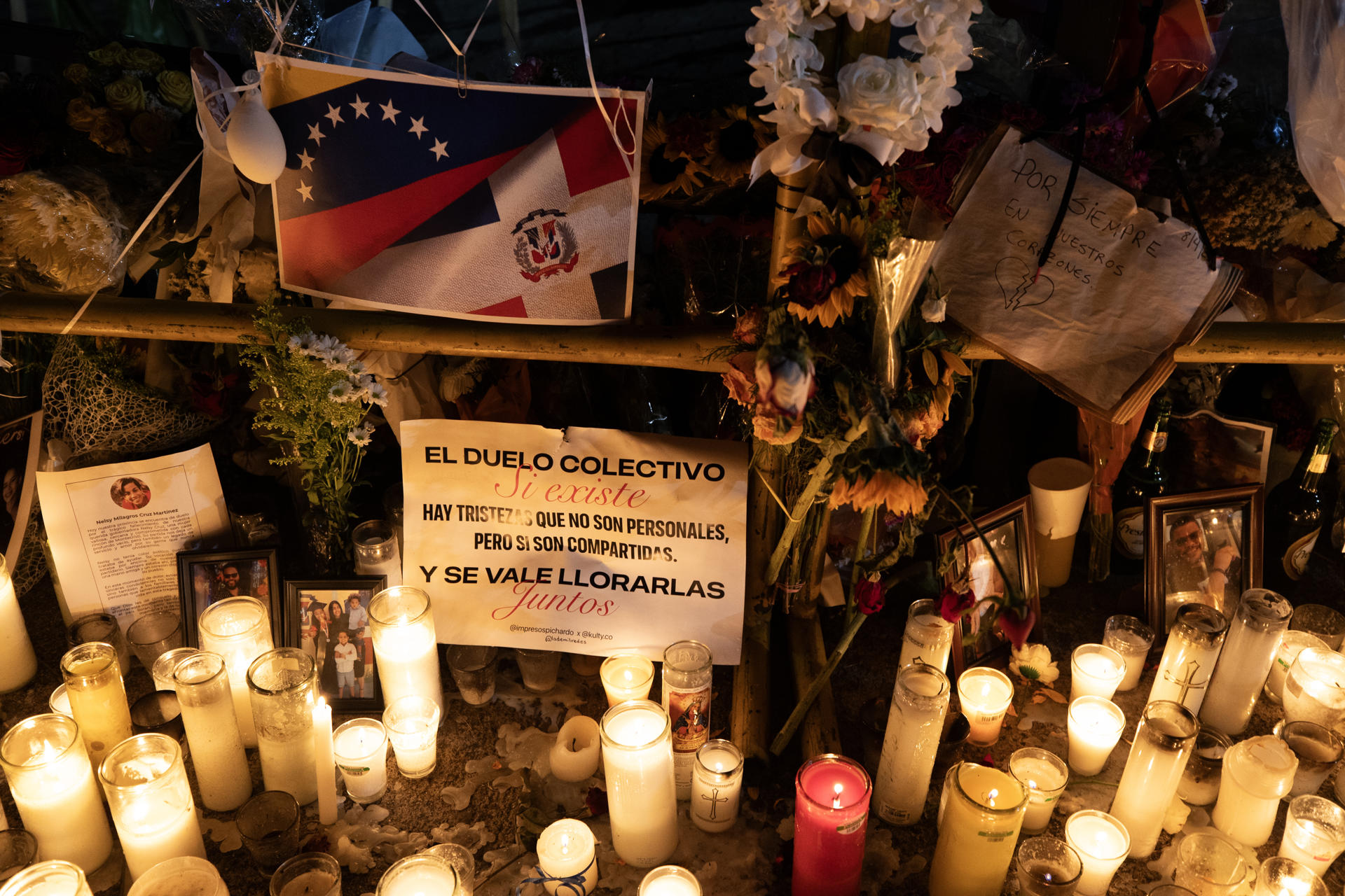 Fotografía de velas y fotografías durante un homenaje a los fallecidos en la discoteca Jet Set, este sábado en Santo Domingo (República Dominicana). EFE/Orlando Barría