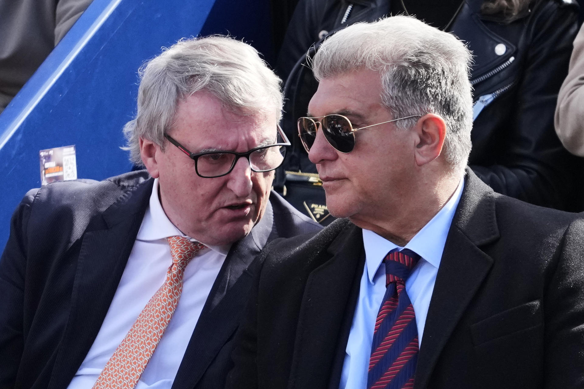 El presidente del FC Barcelona, Joan Laporta, y el director de Mundo Deportivo, Santi Nolla (i), durante el partido de octavos de final entre el tenista griego Stefanos Tsitsipas y el estadounidense Sebastian Korda en el Barcelona Open Banc Sabadell. EFE/Alejandro García