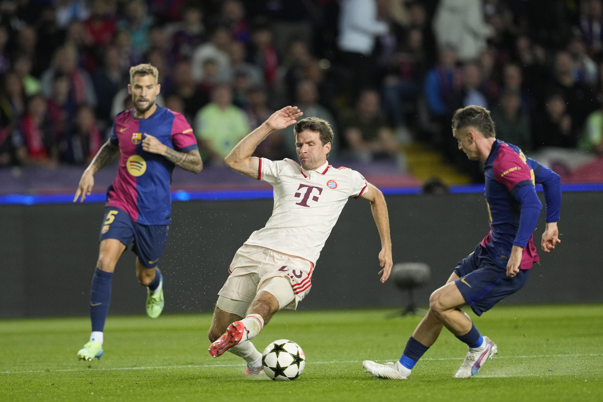 Thomas Muller (c) disputa el balón ante el centrocampista del FC Barcelona, Marc Casadó, durante el encuentro de la Liga de Campeones que disputaron el pasado 23 de octubre. EFE / Alejandro García.