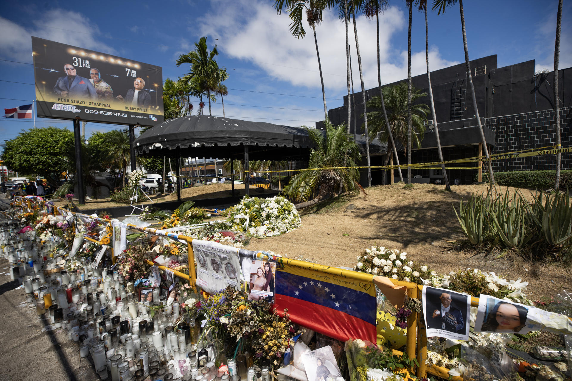 Fotografía de las ofrendas puestas a la entrada de la discoteca Jet Set, el 14 de abril de 2025, en Santo Domingo (República Dominicana). EFE/Orlando Barría
