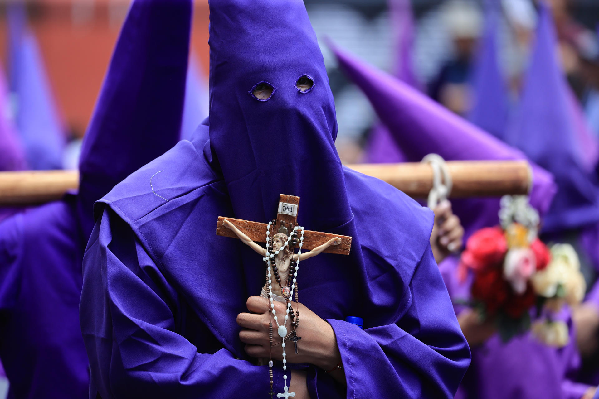 Un grupo de cucuruchos al participar este Viernes Santo, 18 de abril, del viacrucis del 'Jesús del Gran Poder', por las céntricas calles de Quito (Ecuador). EFE/José Jacome