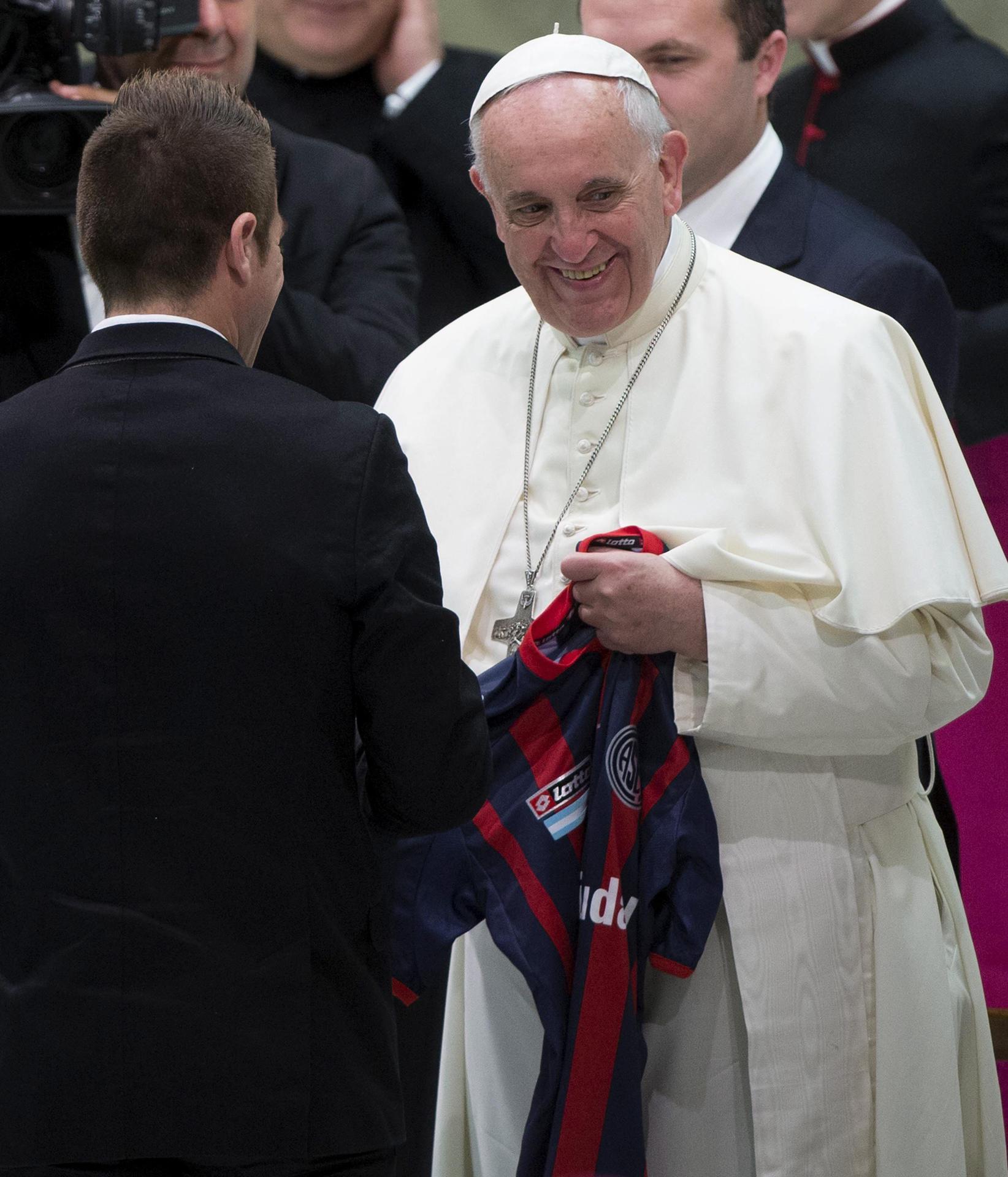 El Papa Francisco recibe alegremente una camiseta de fútbol del club de Buenos Aires del equipo de San Lorenzo de Almagro en 2014 en foto de archivo de Claudio Peri. EFE
